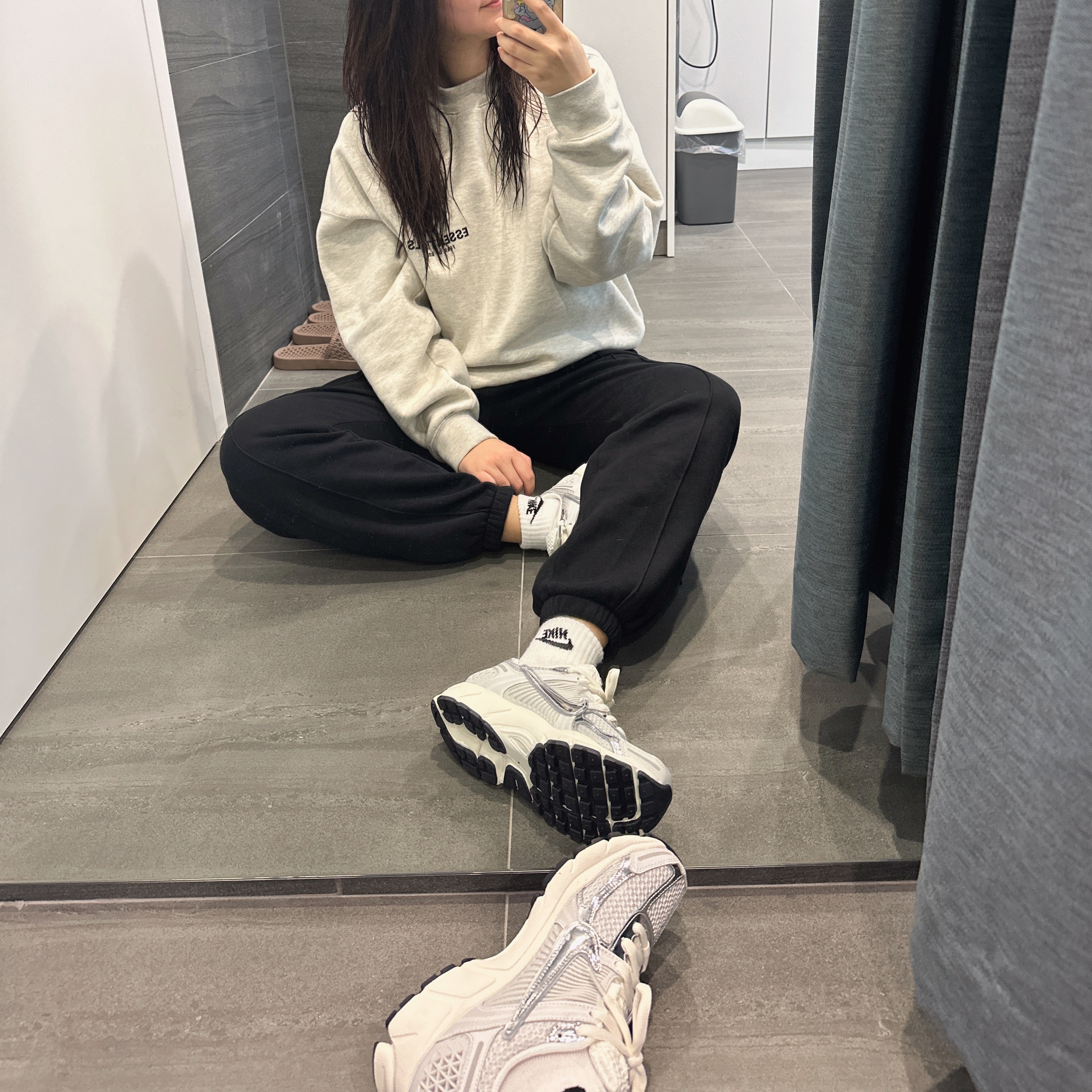 (W) Nike Zoom Vomero 5 Photon Dust and Metallic Silver, Essentials The Core Collection Crewneck Sweatshirt Light Oatmeal 착용 스타일 - 2
