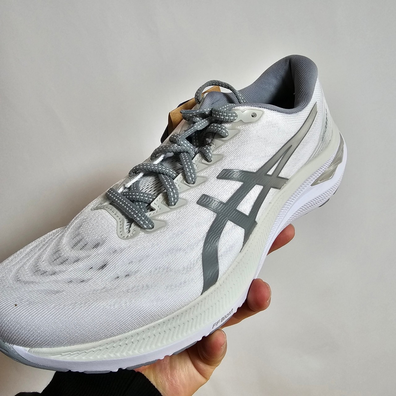 Asics GT-2000 11 Light Mode Edition White Sheet Rock 착용 스타일 - 2