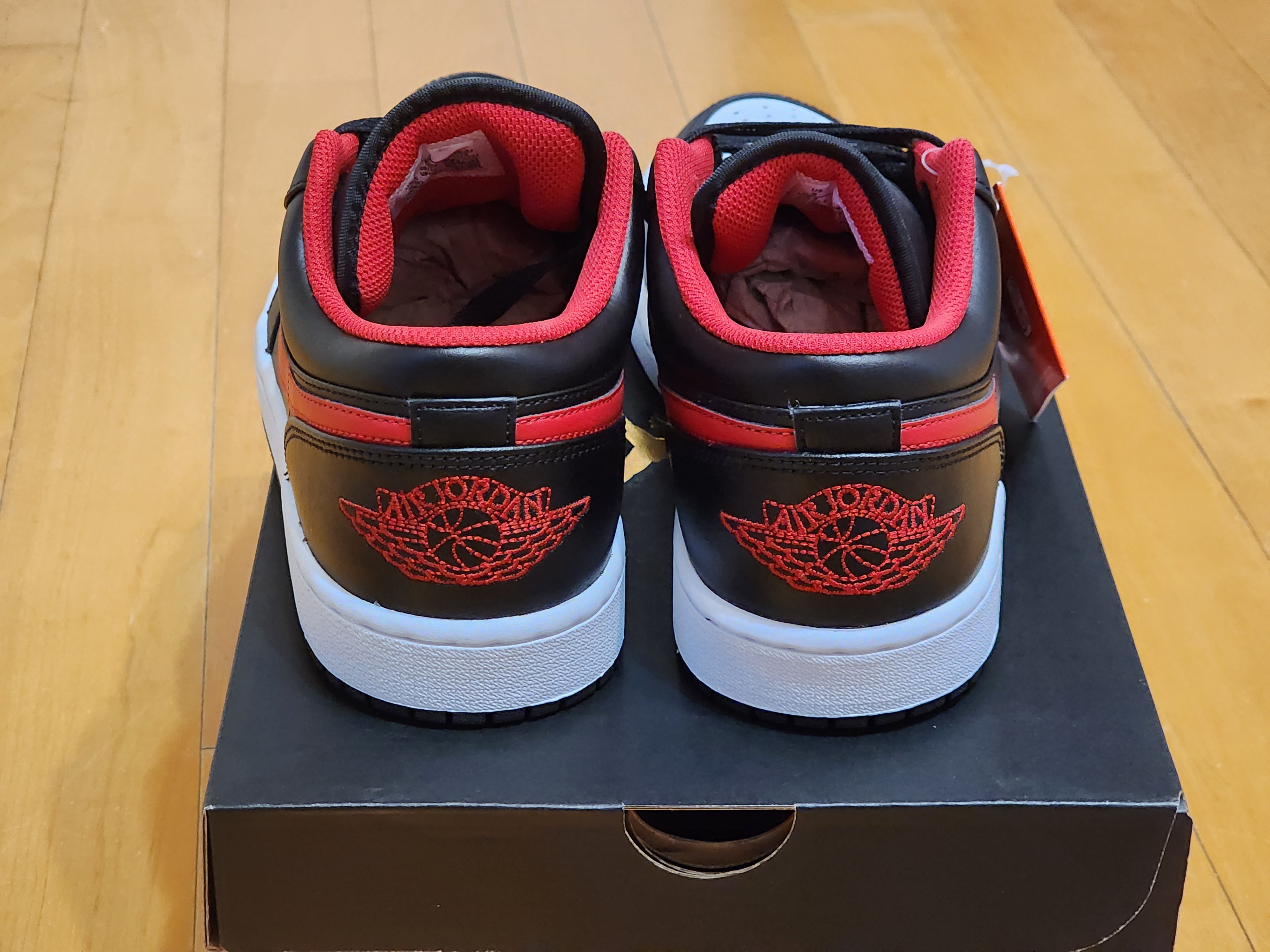 Jordan 1 Low Black Fire Red 착용 스타일 - 3
