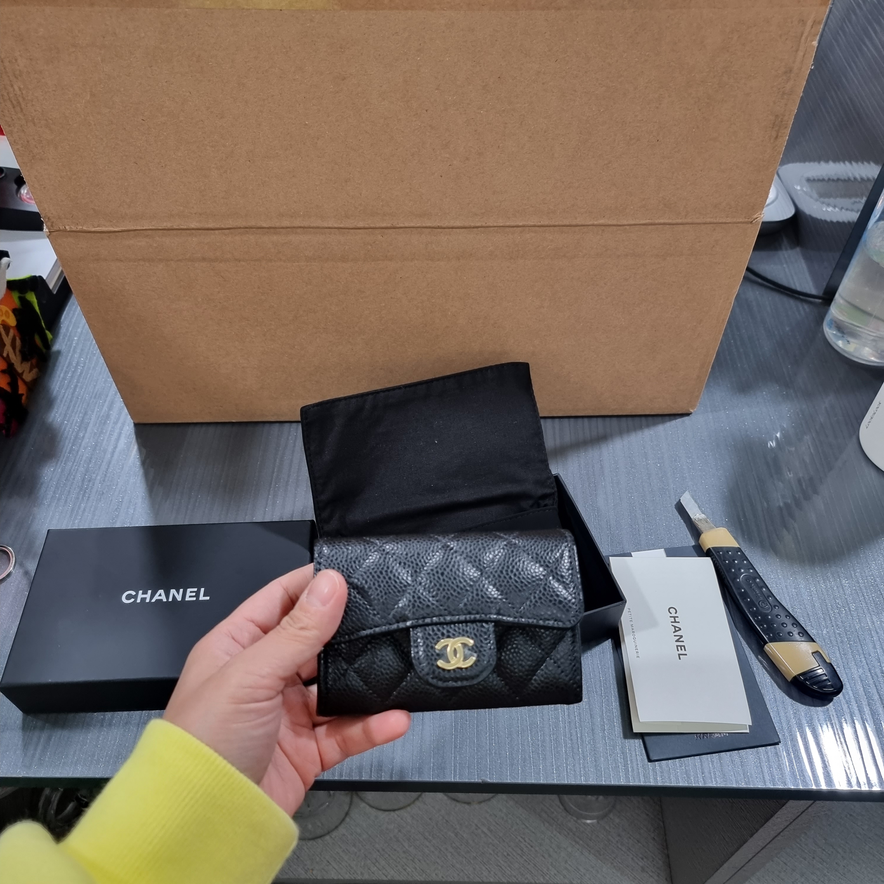 Chanel Classic Card Holder Grained Calfskin & Gold Black 착용 스타일 - 3