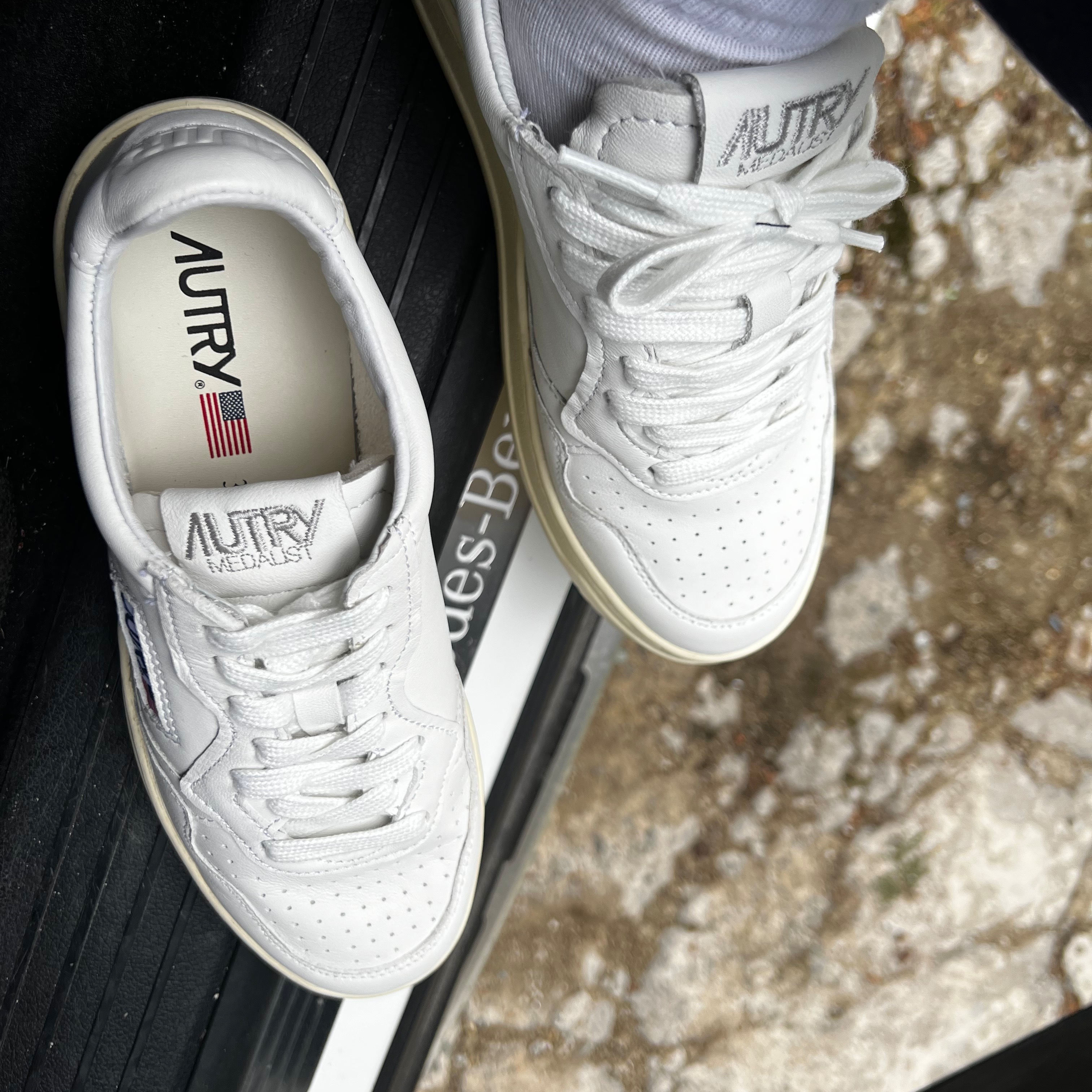 (W) Autry Medalist Low Goatskin Sneakers White 착용 스타일