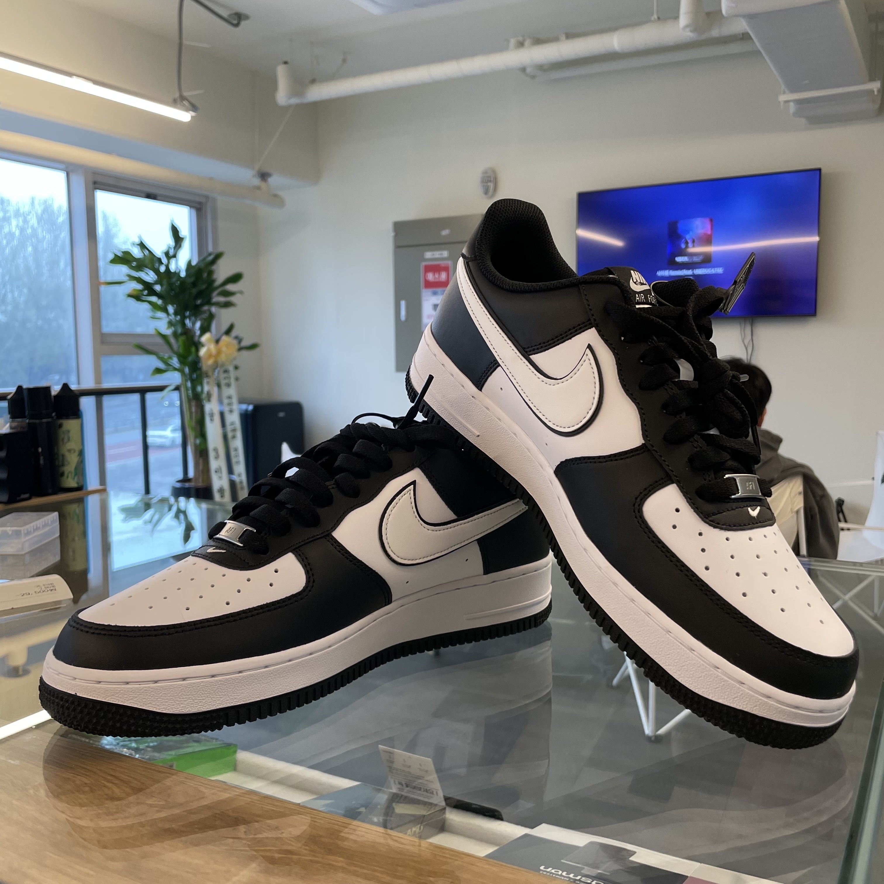 Nike Air Force 1 '07 Black White 착용 스타일 - 3