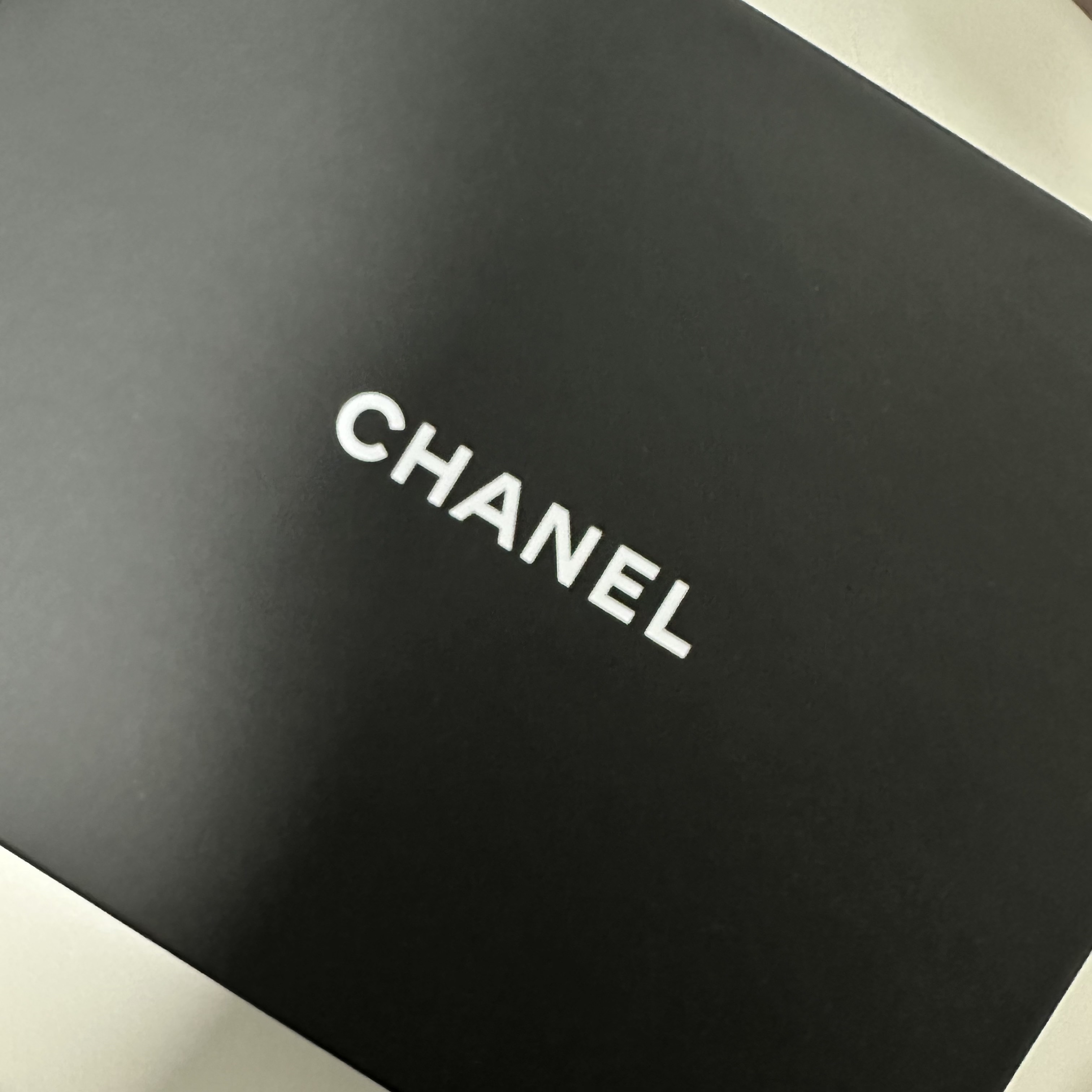 Chanel Boy Chanel Small Flap Wallet Grained Calfskin & Ruthenium Black 착용 스타일 - 1