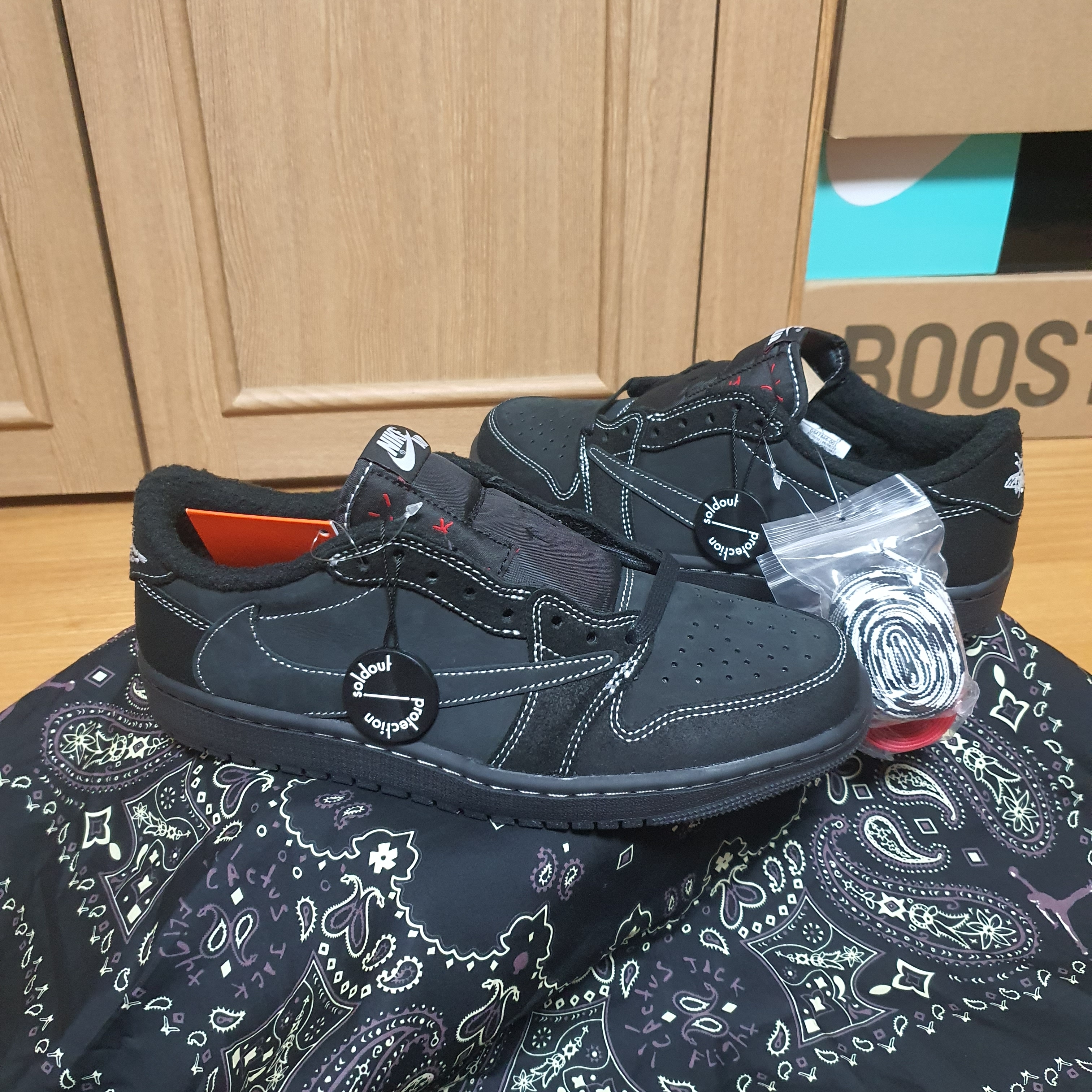 Jordan 1 x Travis Scott Retro Low OG SP Black Phantom 착용 스타일 - 2
