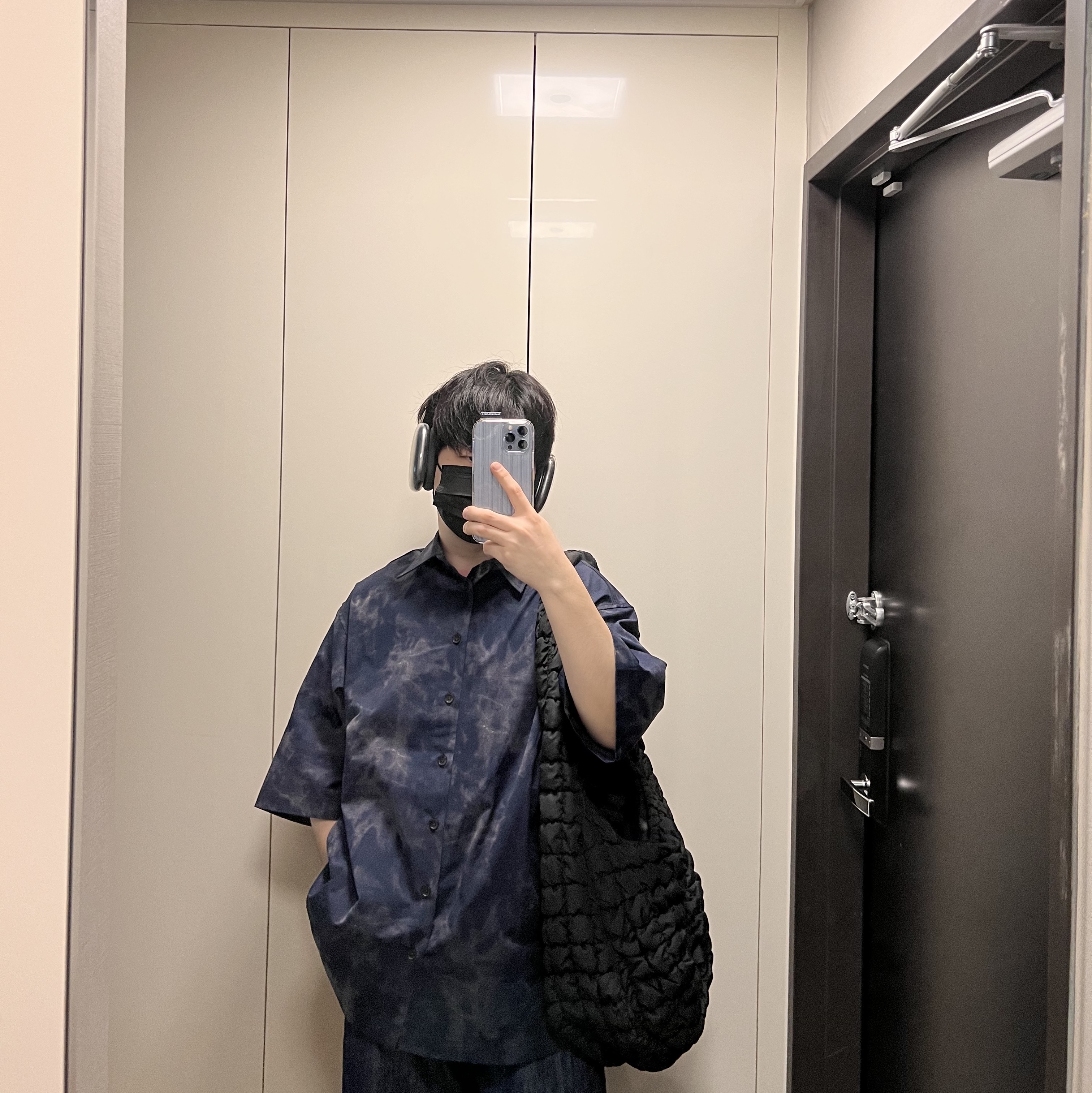 COS Quilted Oversized Shoulder Bag Black 착용 스타일