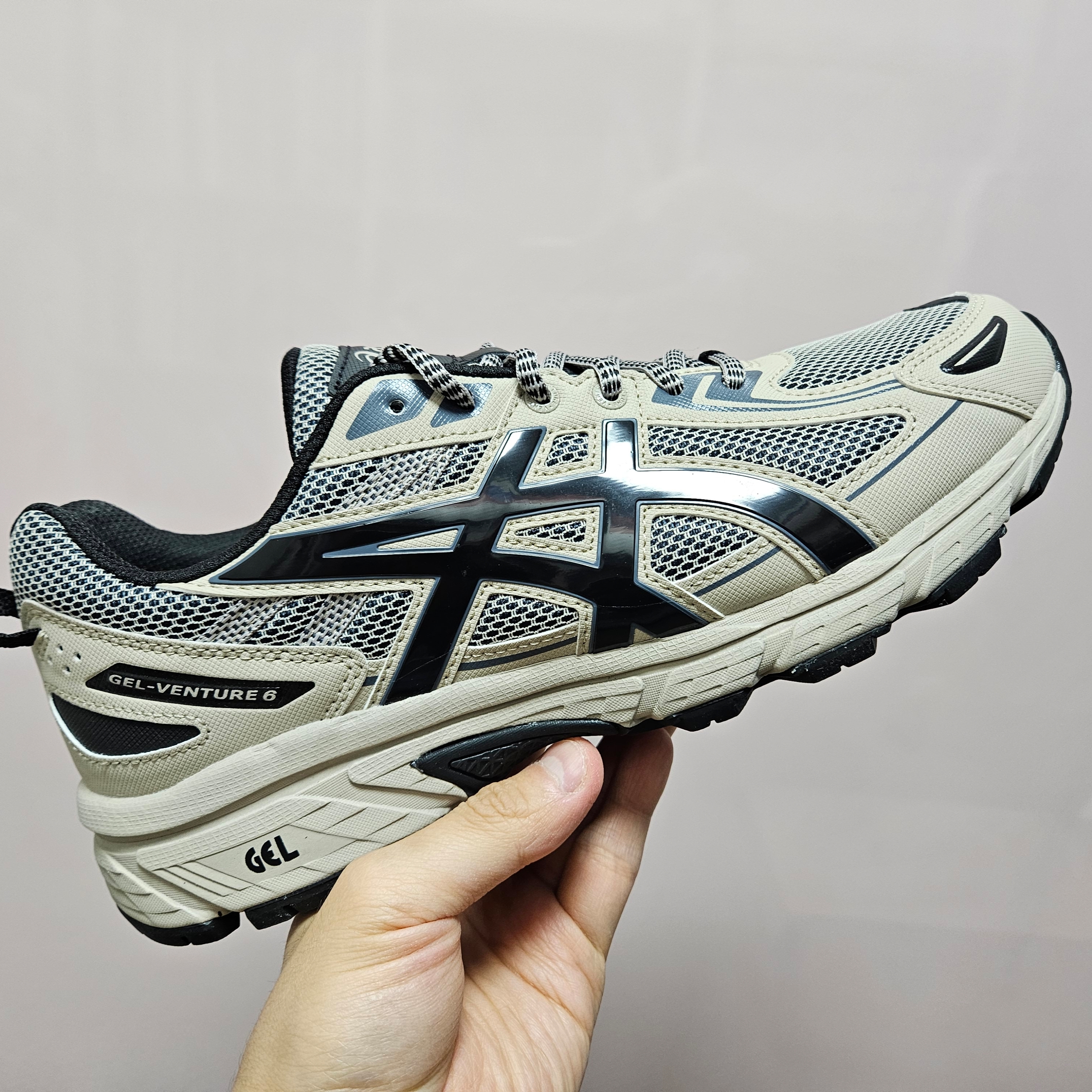 Asics Gel-Venture 6 Feather Grey Black 착용 스타일 - 3