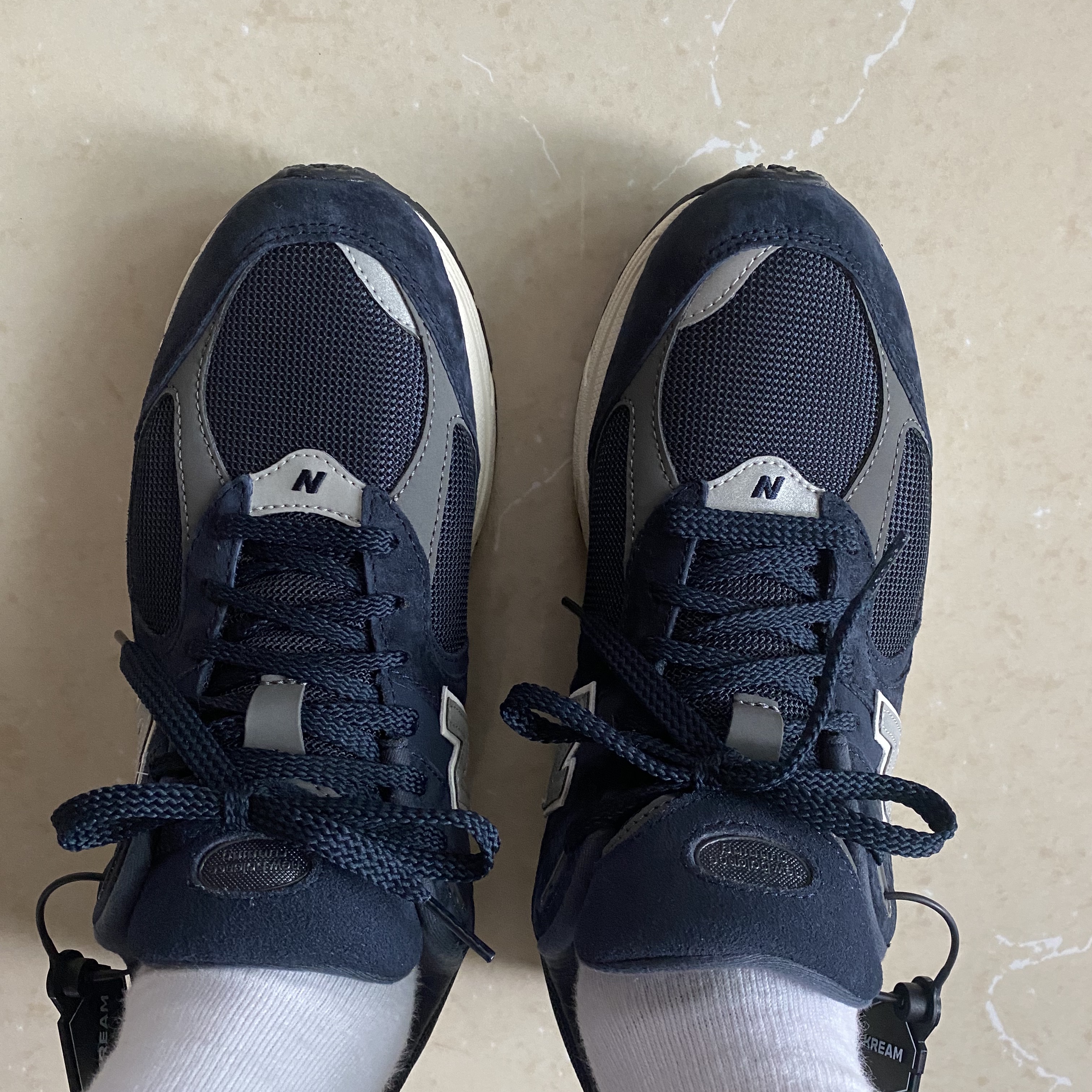 New Balance 2002R Eclipse Castlerock 착용 스타일