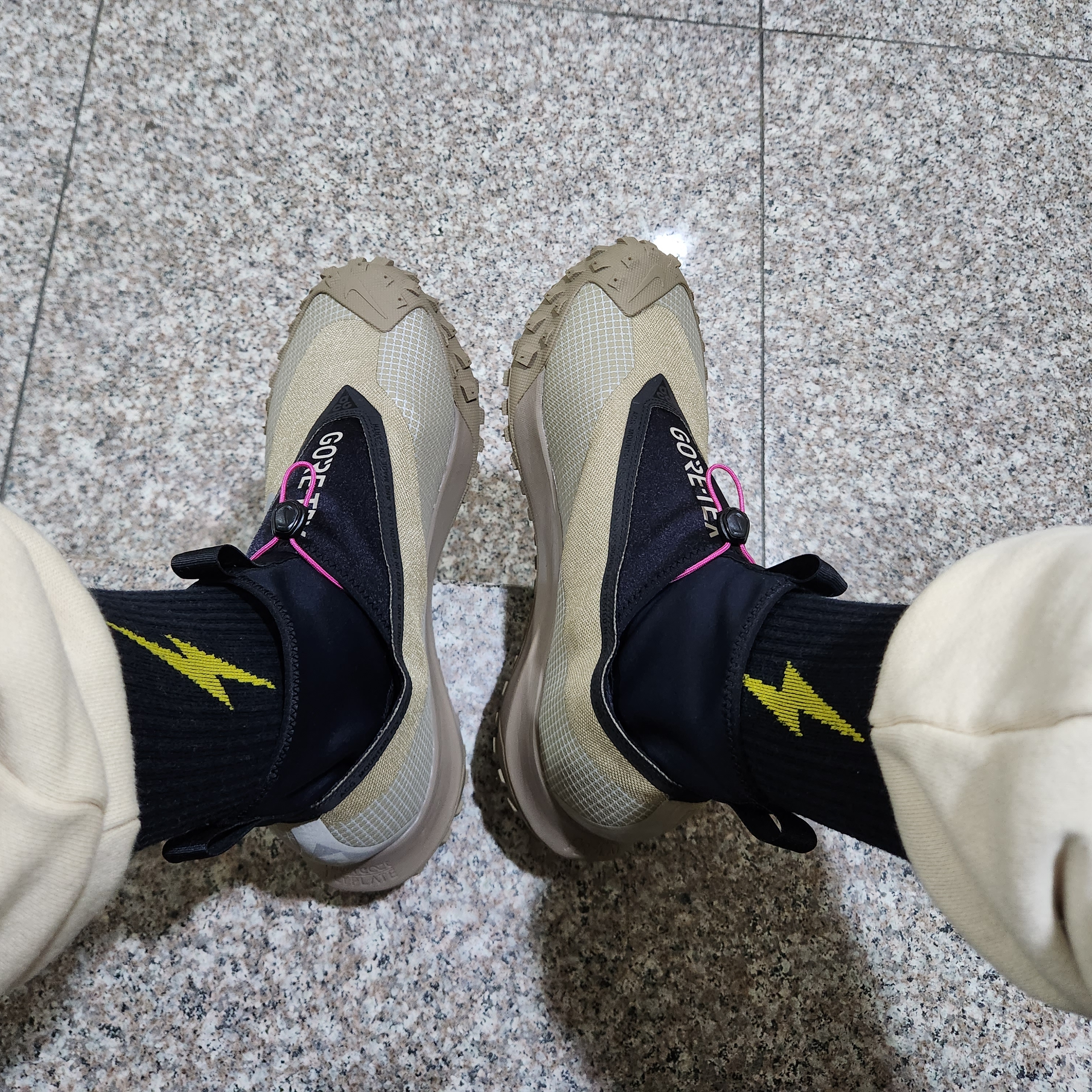 Nike ACG Mountain Fly Gore-Tex Khaki 착용 스타일 - 2
