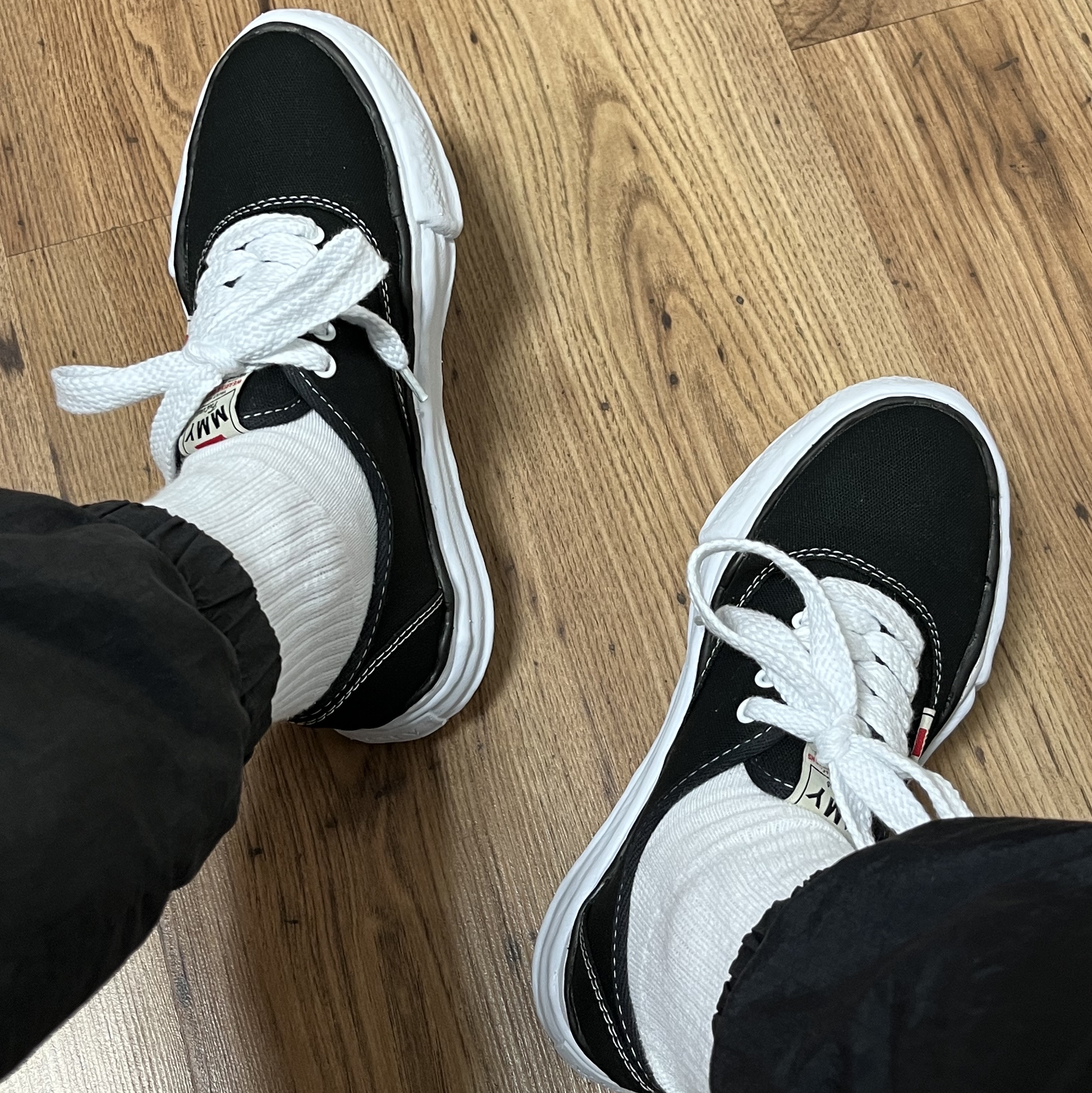 Maison Mihara Yasuhiro Baker OG Sole Canvas Low Cut Sneakers Black 착용 스타일
