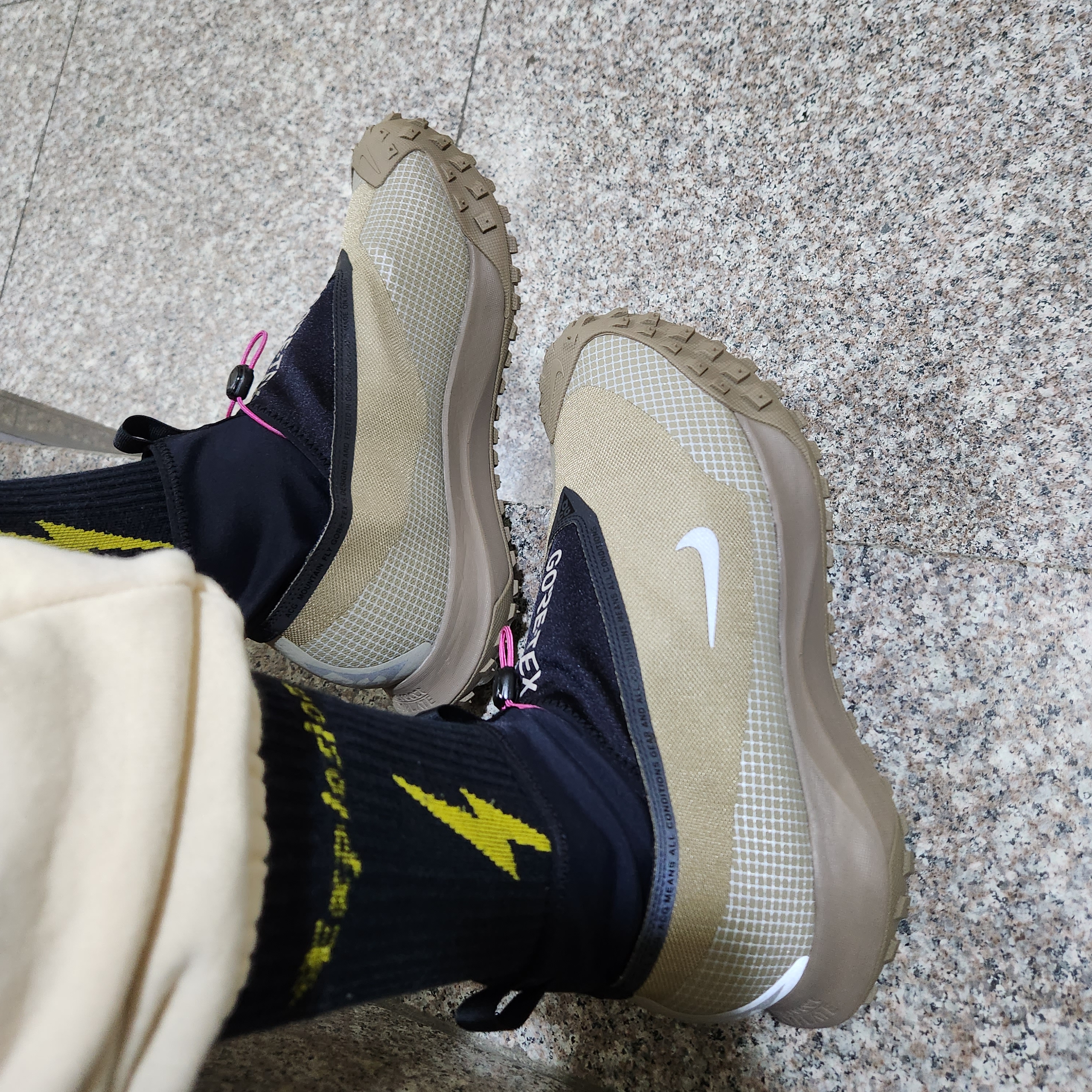 Nike ACG Mountain Fly Gore-Tex Khaki 착용 스타일 - 3