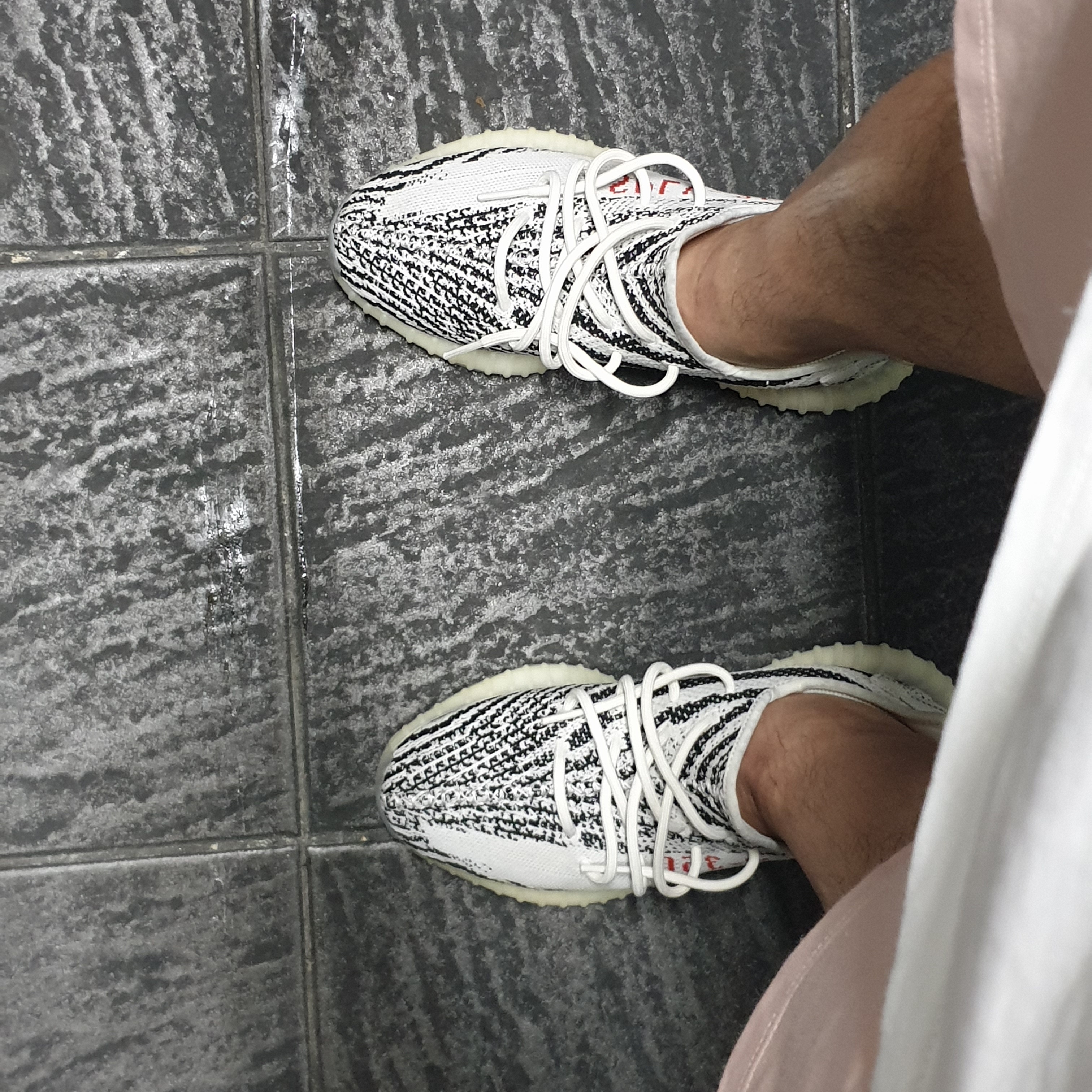 Adidas Yeezy Boost 350 V2 Zebra 2017/2019/2020 착용 스타일