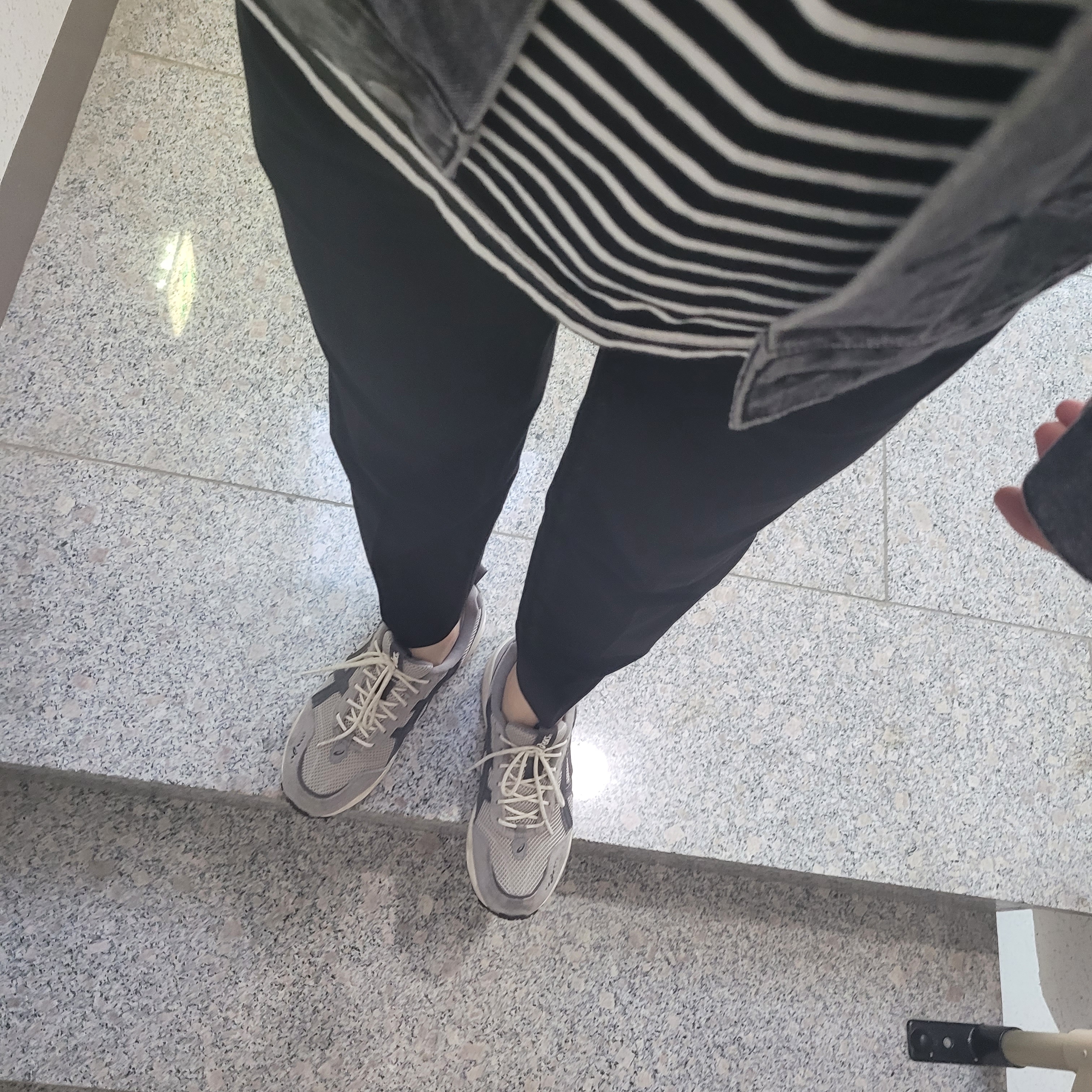 Asics Gel-1090 V2 Oyster Grey 착용 스타일