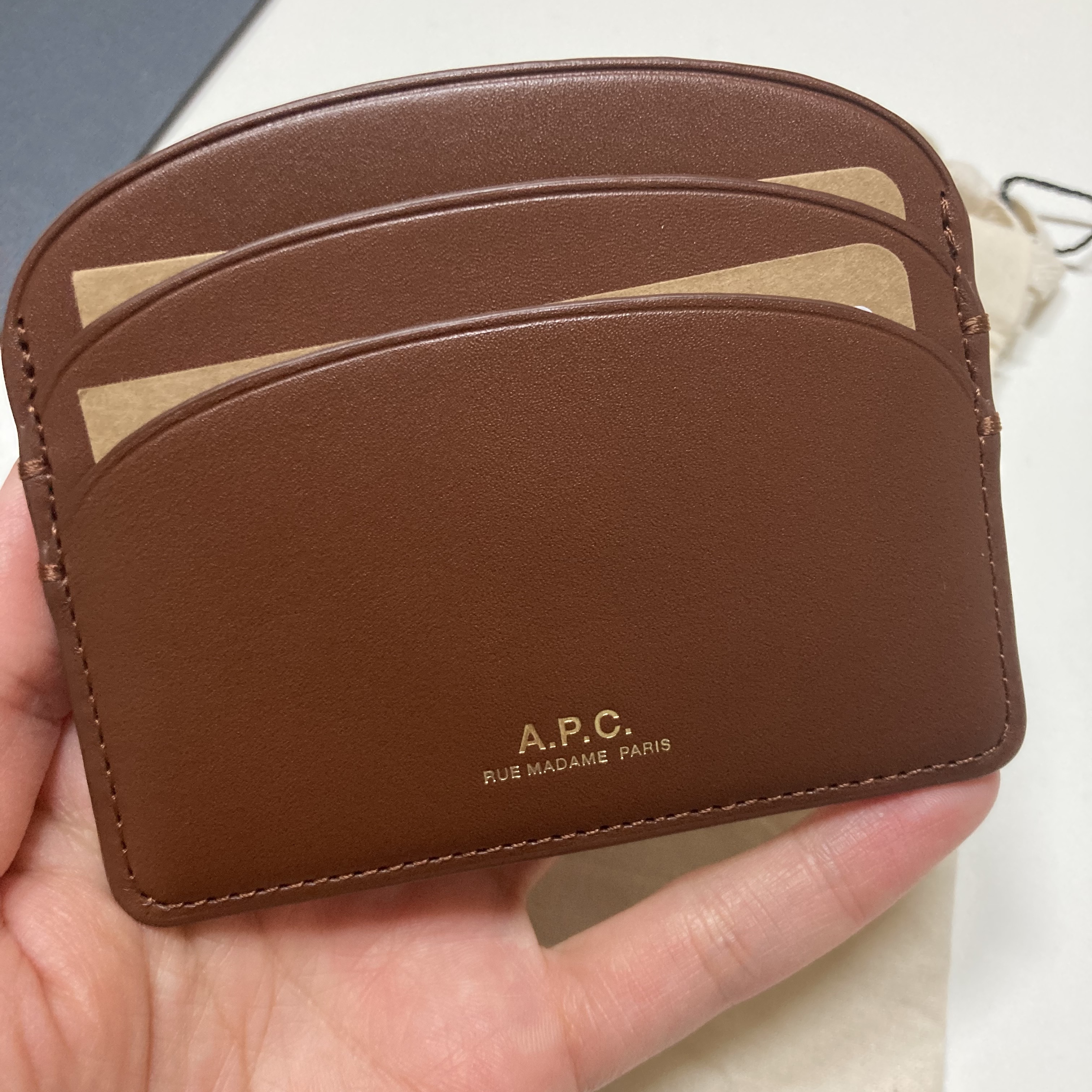 A.P.C. Demi-Lune Card Holder Nut Brown 착용 스타일 - 1