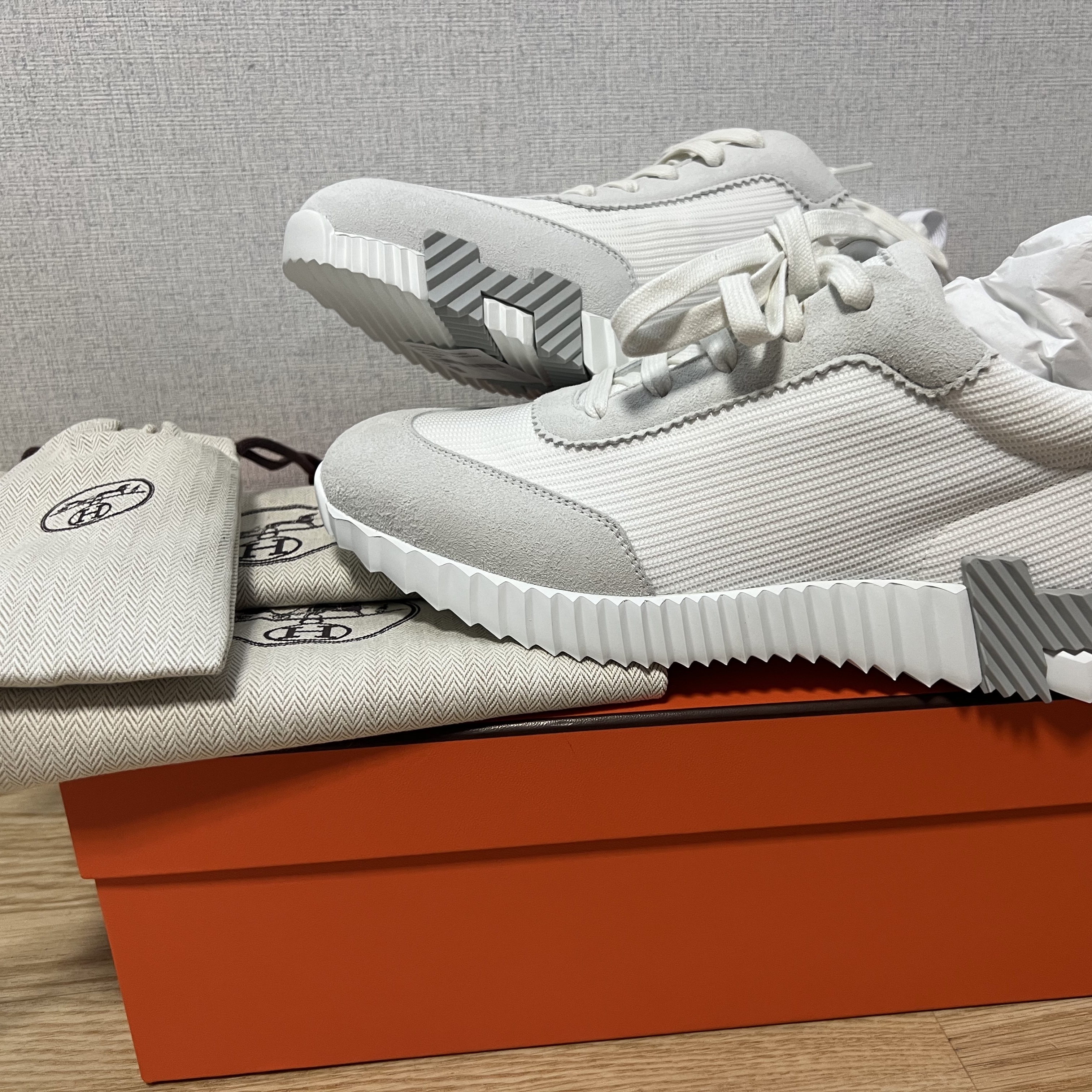 Hermes Bouncing Sneakers Mesh Suede Goatskin & Blanc Blanc 착용 스타일
