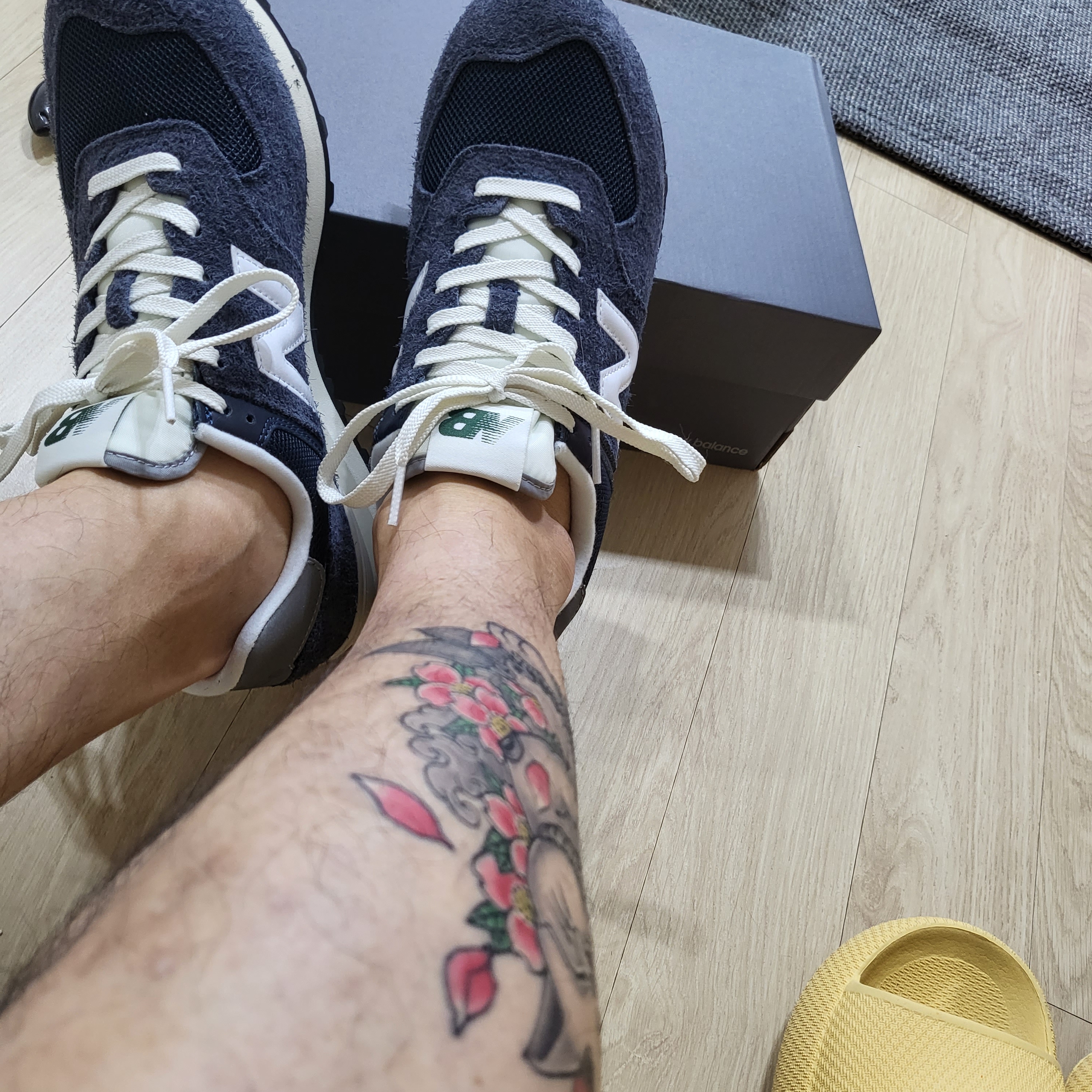 New Balance 574 Heritage Navy 착용 스타일 - 1