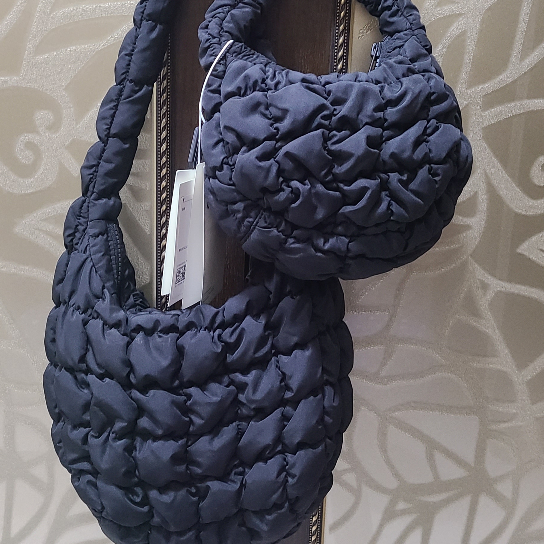 COS Quilted Micro Bag Black 착용 스타일