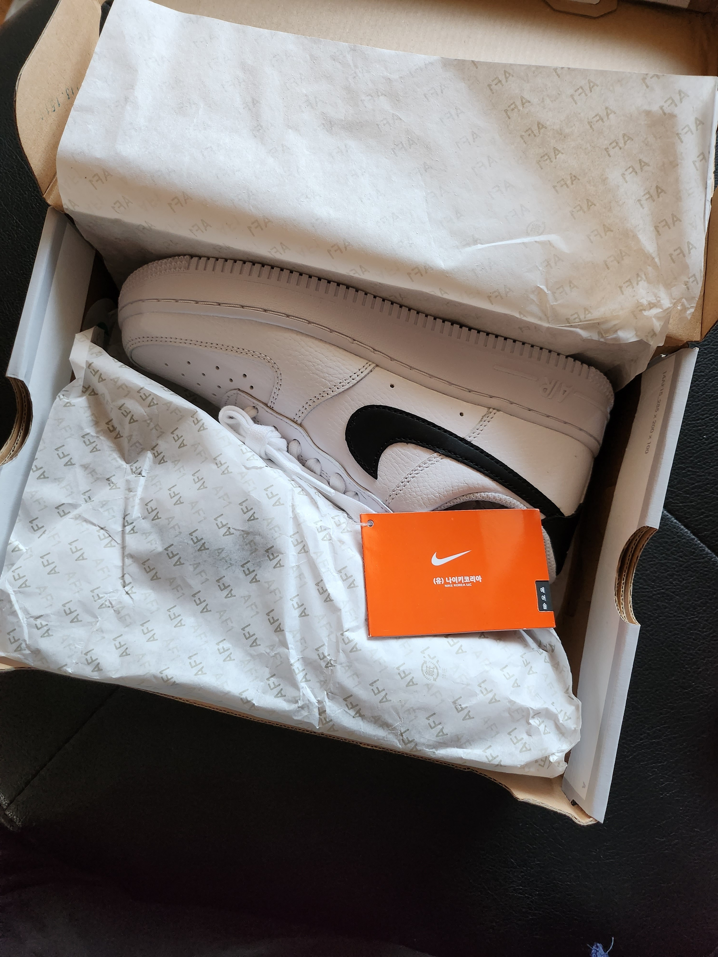 (W) Nike Air Force 1 '07 White Black 착용 스타일 - 2