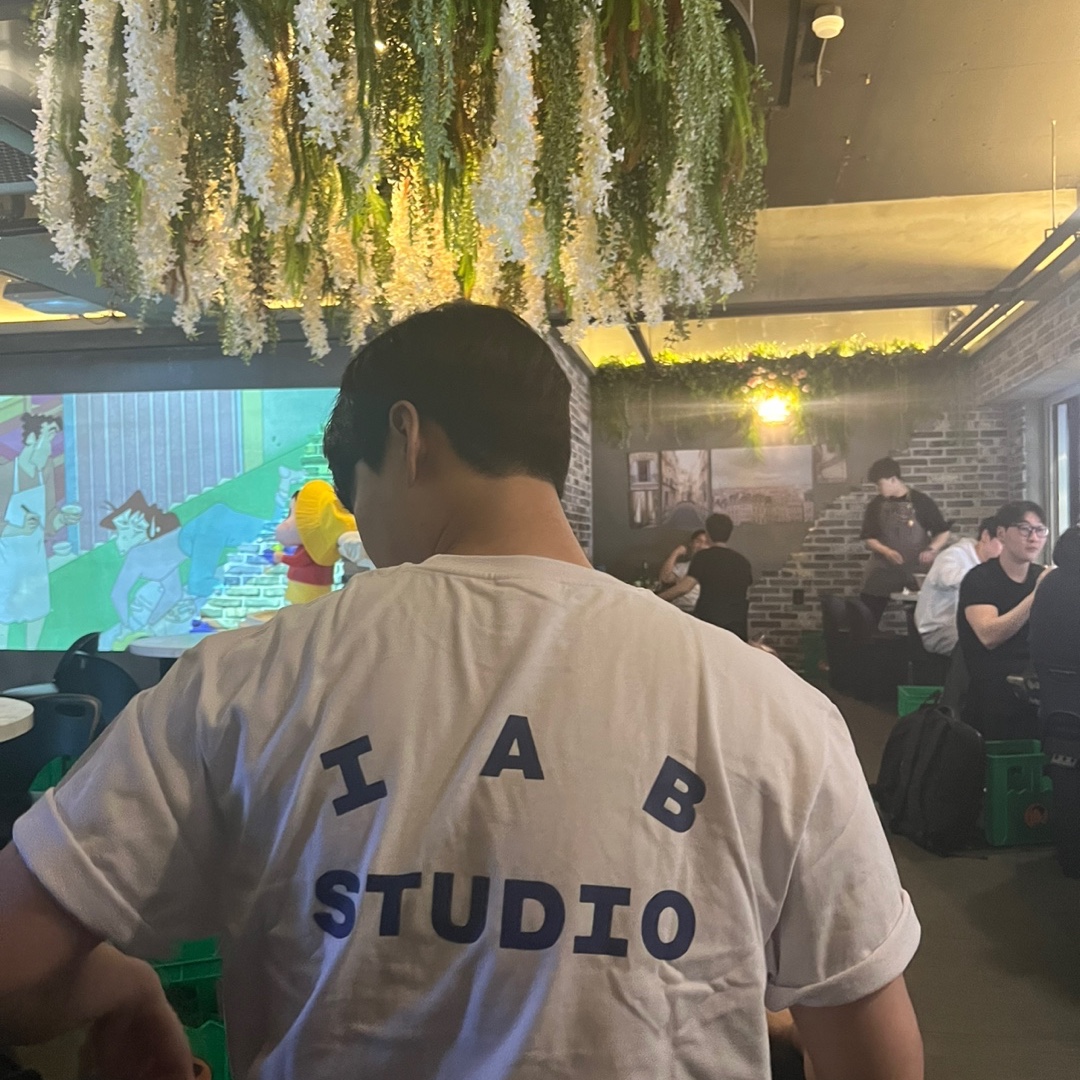 IAB Studio T-Shirt White Navy - 22FW 착용 스타일