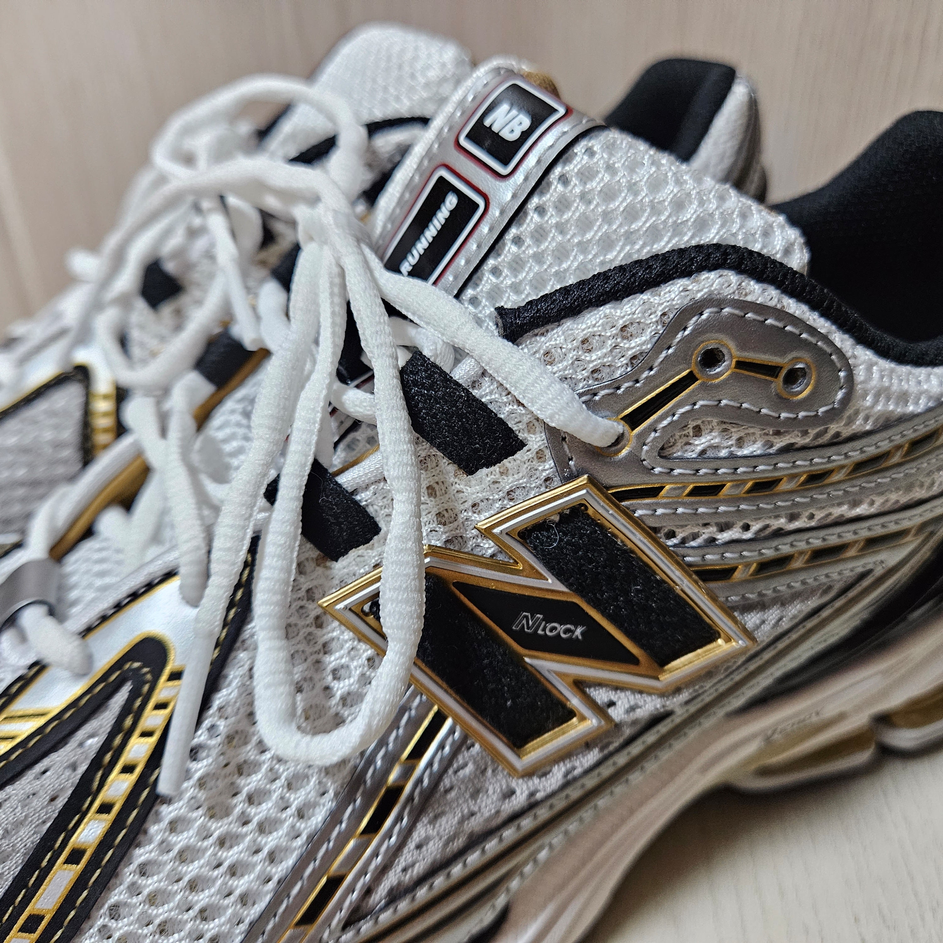 New Balance 1906R White Gold 착용 스타일 - 2