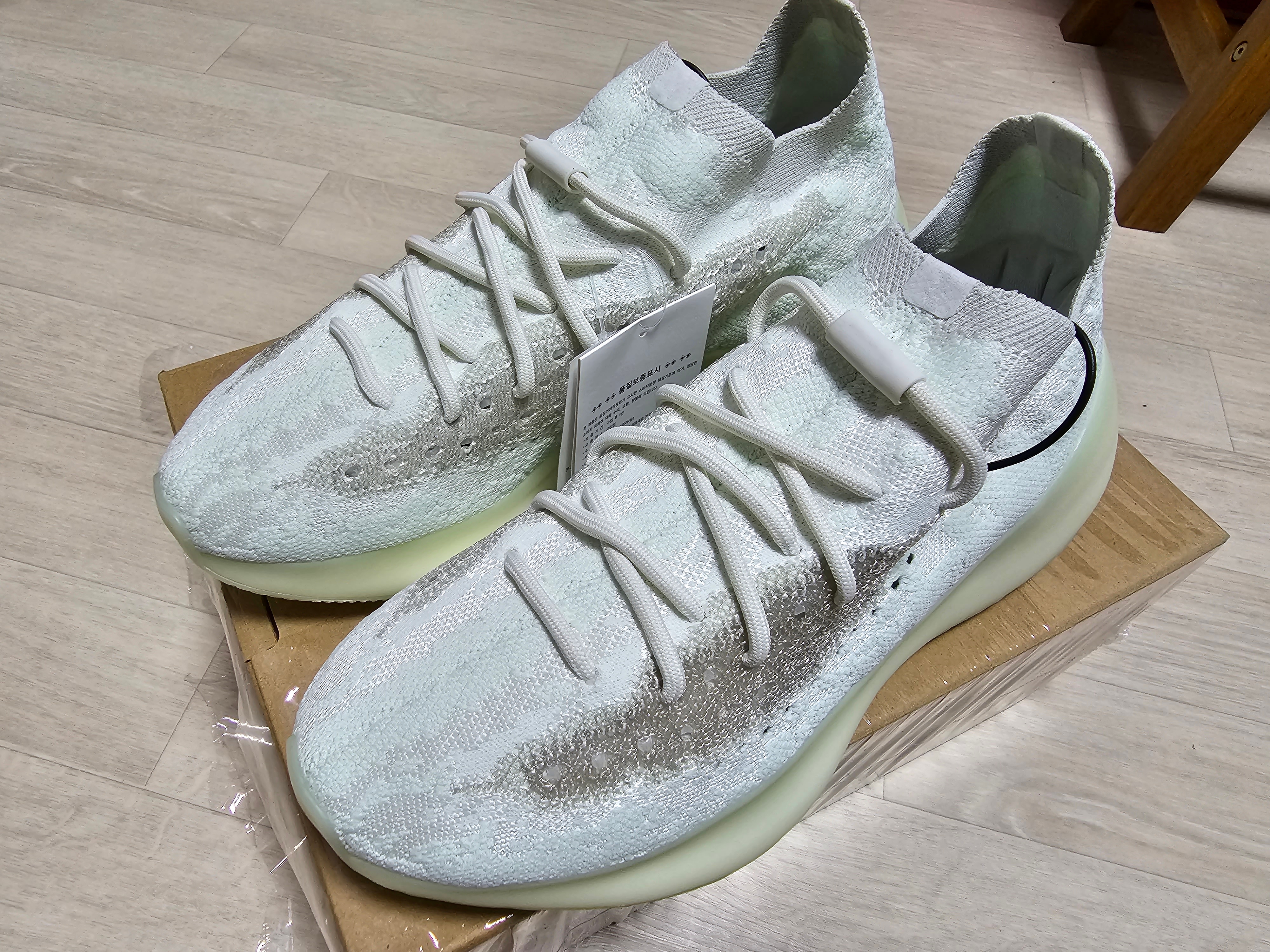 Adidas Yeezy Boost 380 Calcite Glow 착용 스타일