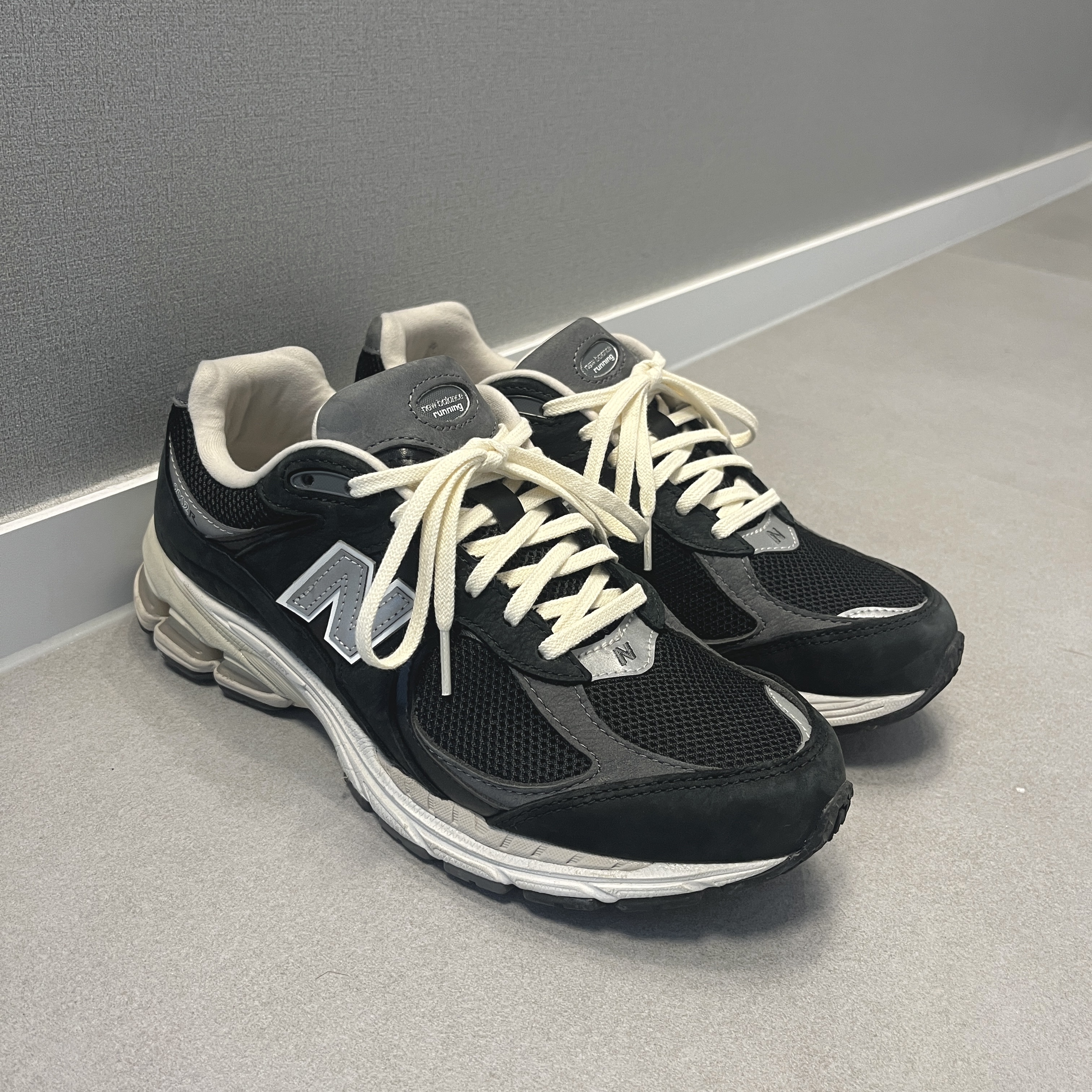 New Balance 2002R Premium Vintage Black 착용 스타일