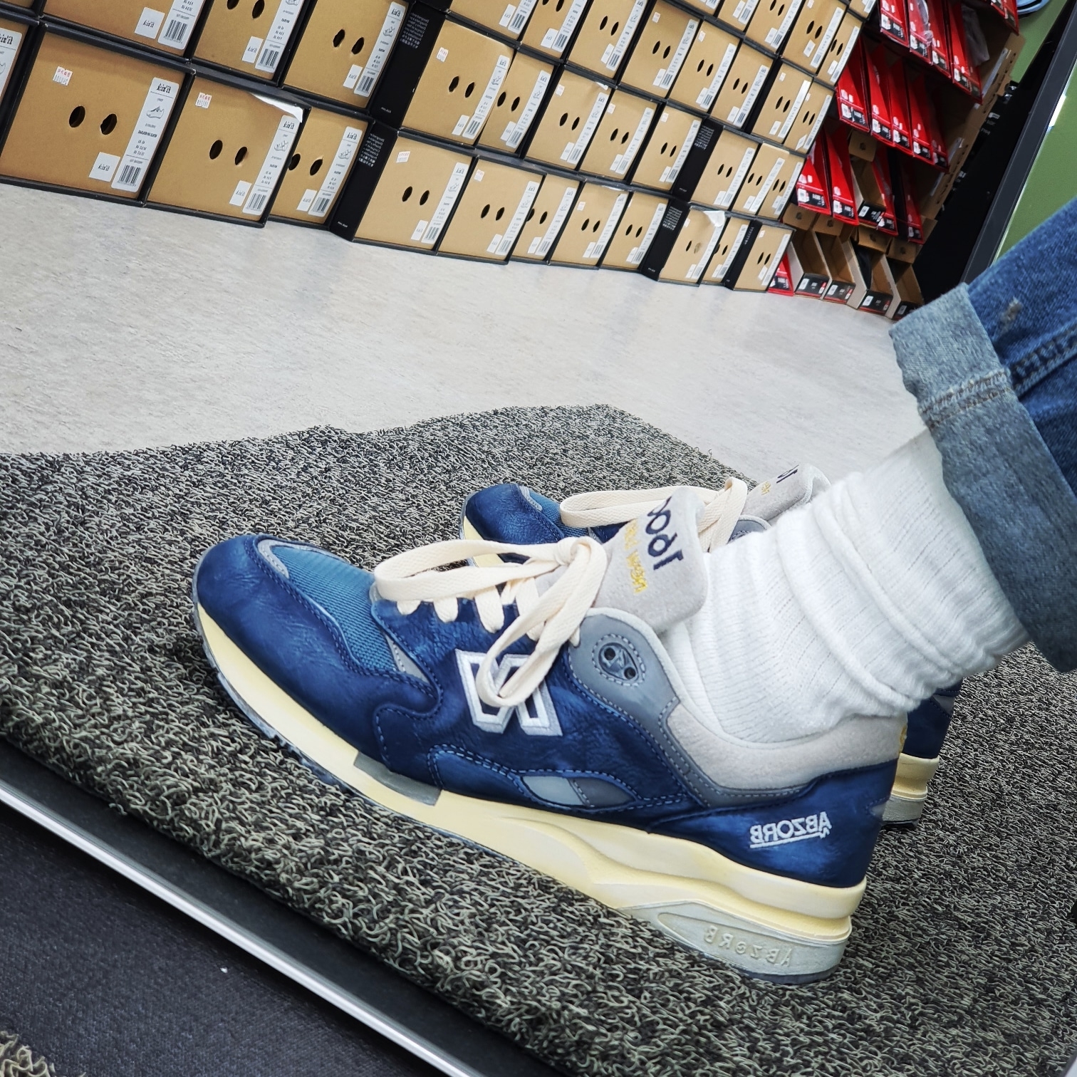 New Balance 1600 Premium Vintage Navy 착용 스타일