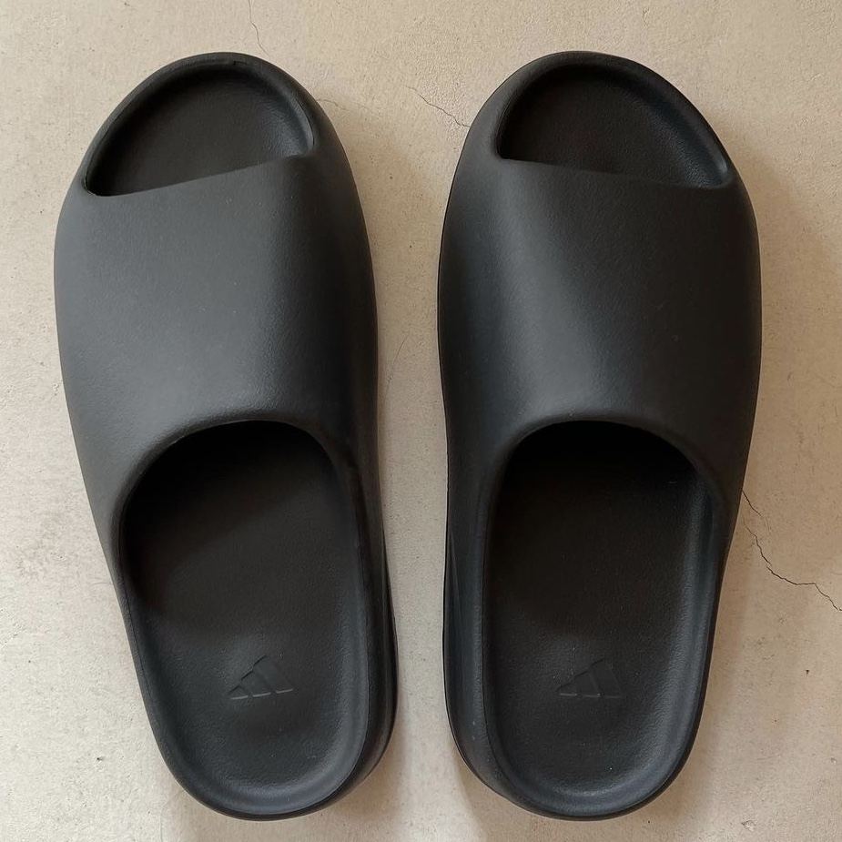 Adidas Yeezy Slide Onyx 착용 스타일