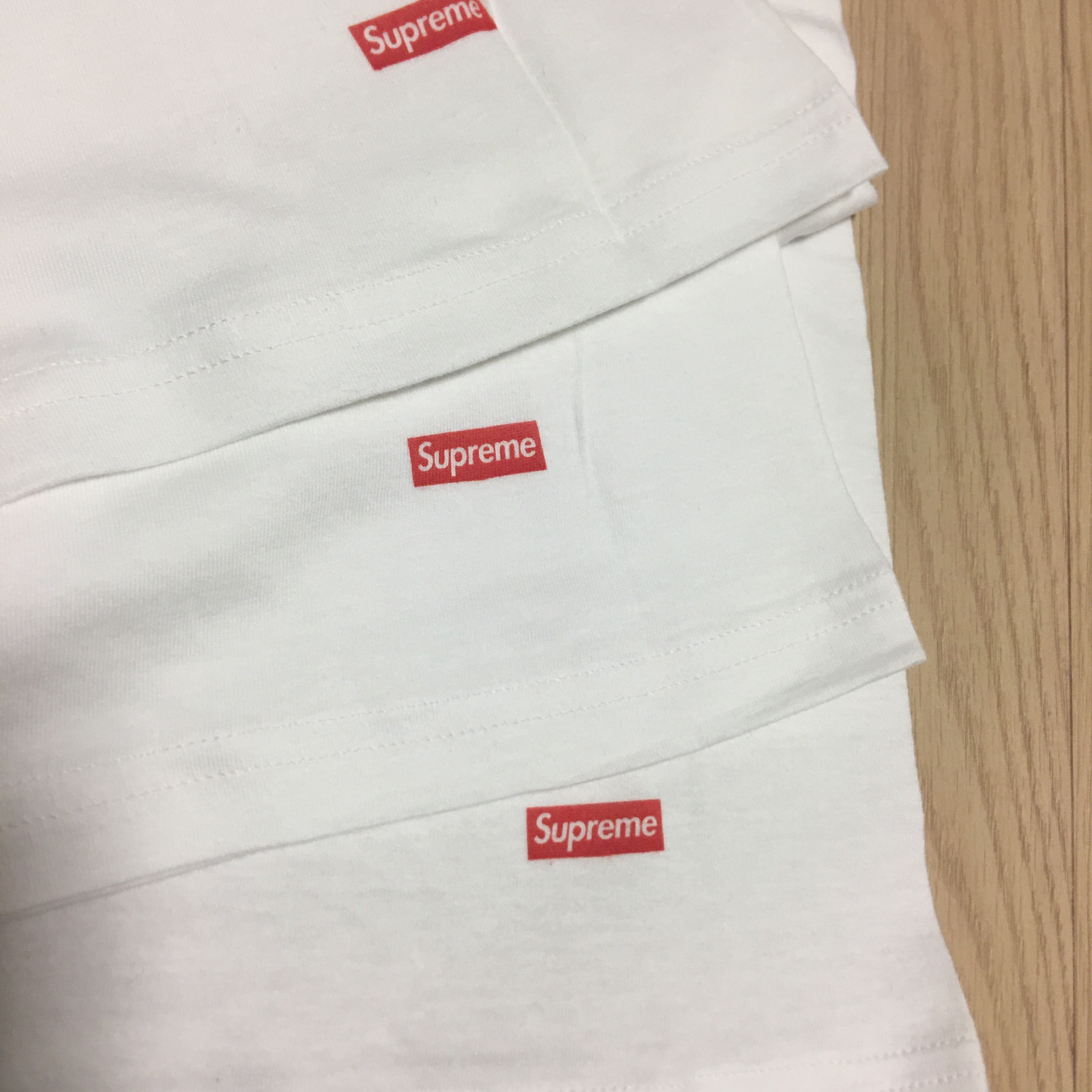 Supreme Hanes Tagless T-Shirt White (3 Pack) 착용 스타일 - 2
