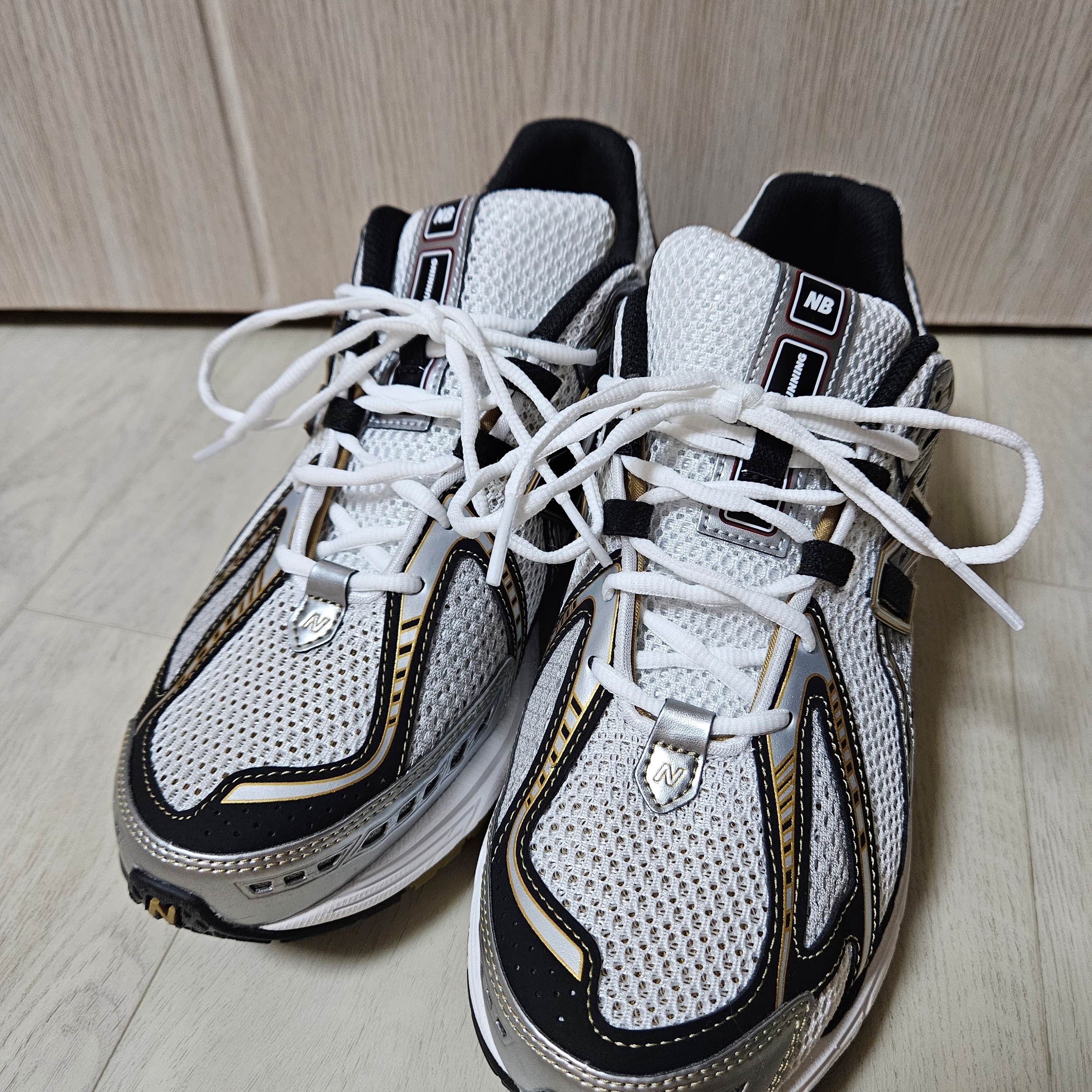 New Balance 1906R White Gold 착용 스타일 - 1