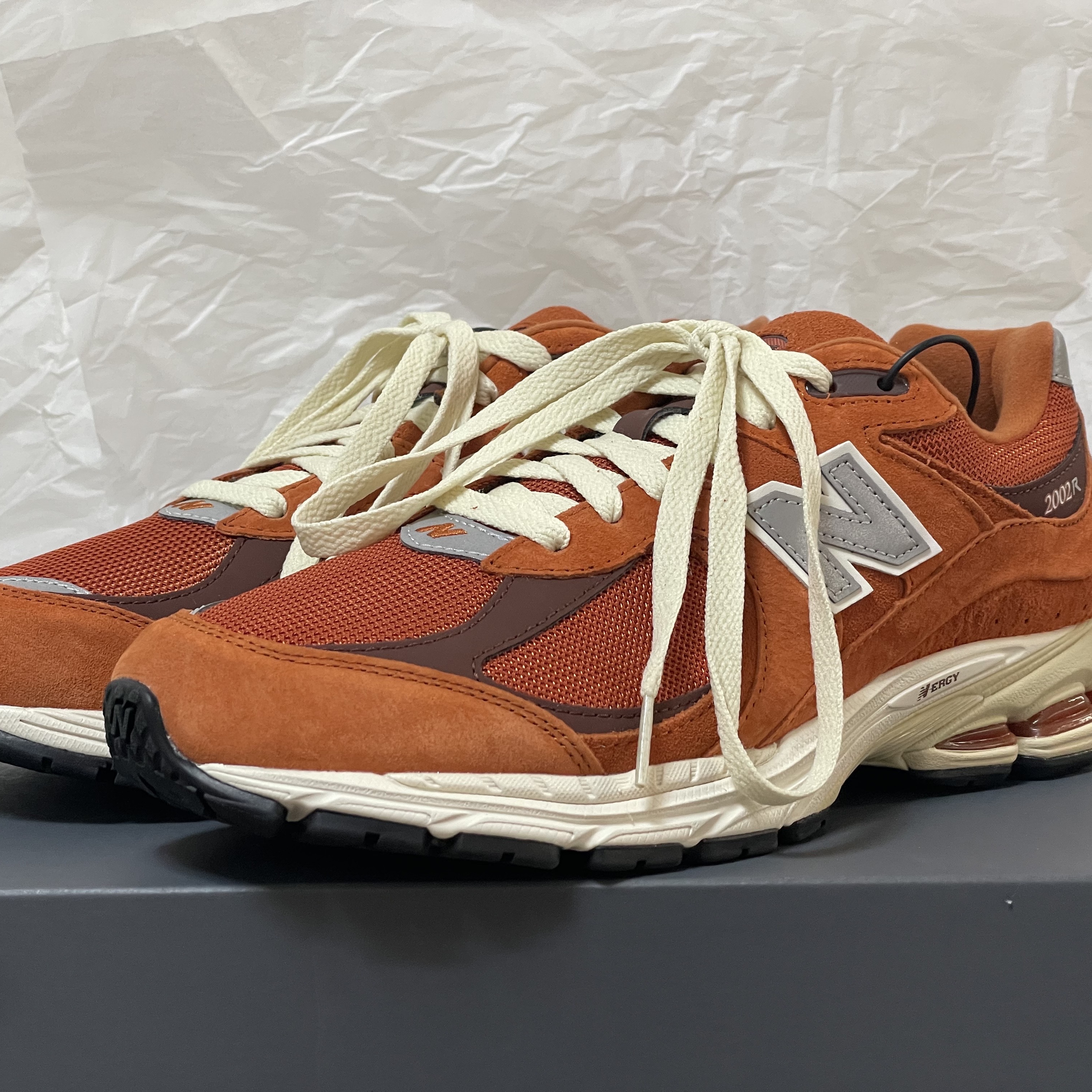 New Balance 2002R Rust Oxide 착용 스타일 - 2