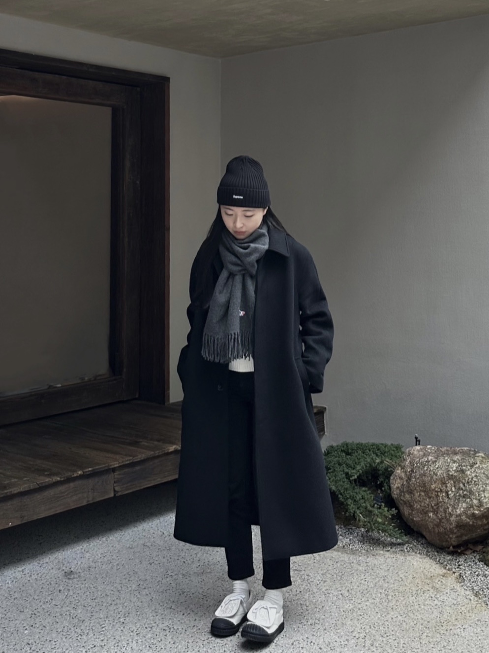 Supreme Overdyed Beanie Black, Maison Kitsune Tricolor Fox Wool Muffler Anthracite Melange 착용 스타일