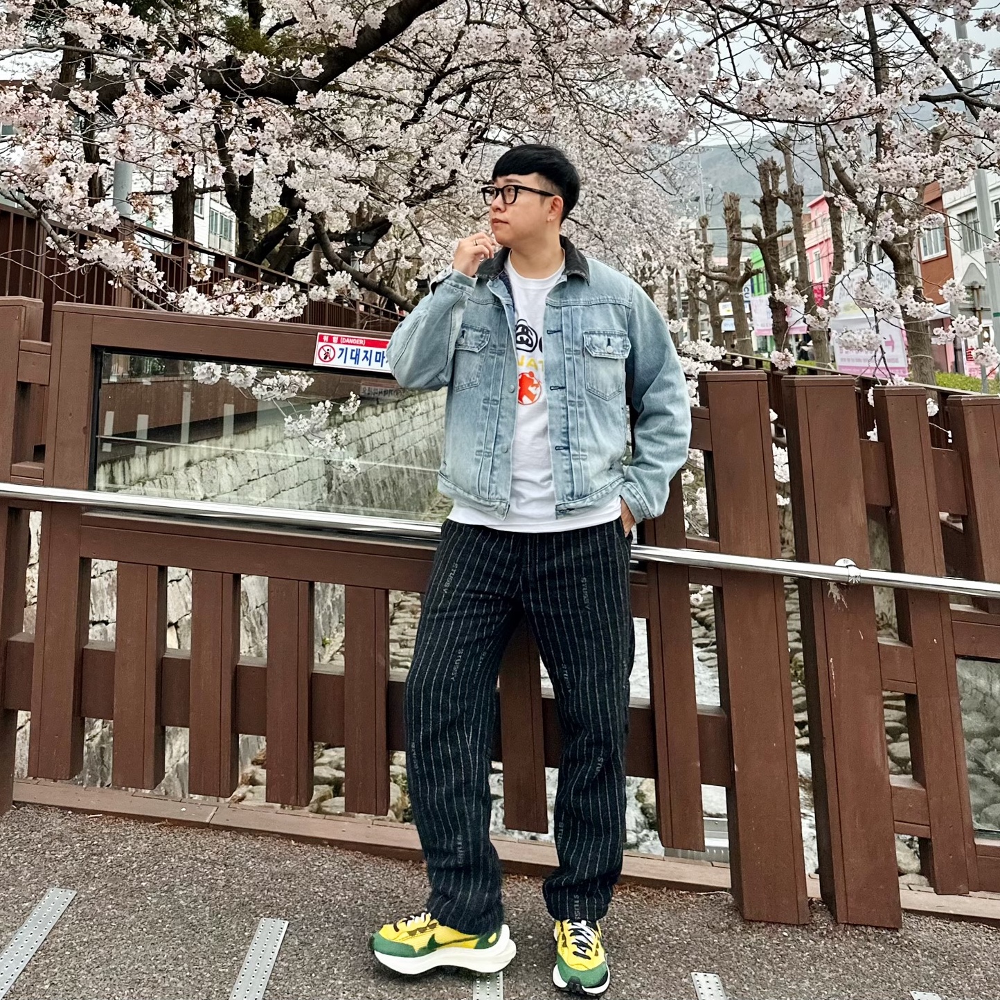 Stussy x Levi's Embossed Trucker Jacket Indigo, Nike x Stussy NRG Striped Wool Pants Black (DR4021-010) 착용 스타일