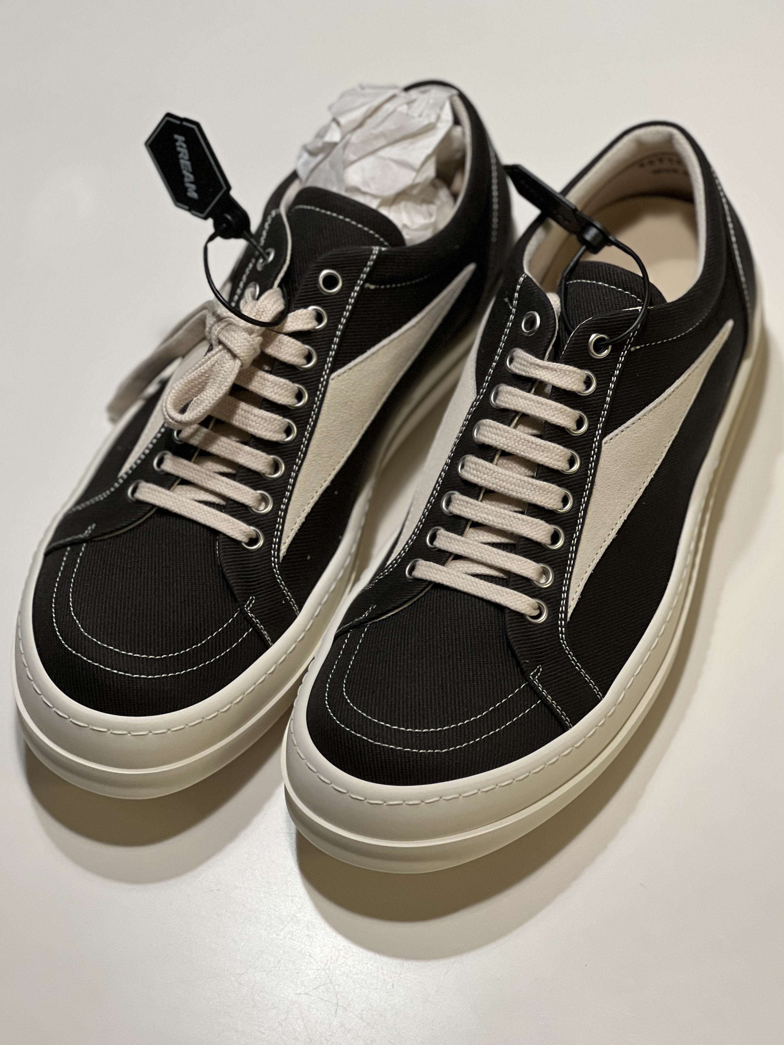 Rick Owens Drkshdw Suede Vintage Sneakers Dark Dust Pearl Milk White 착용 스타일