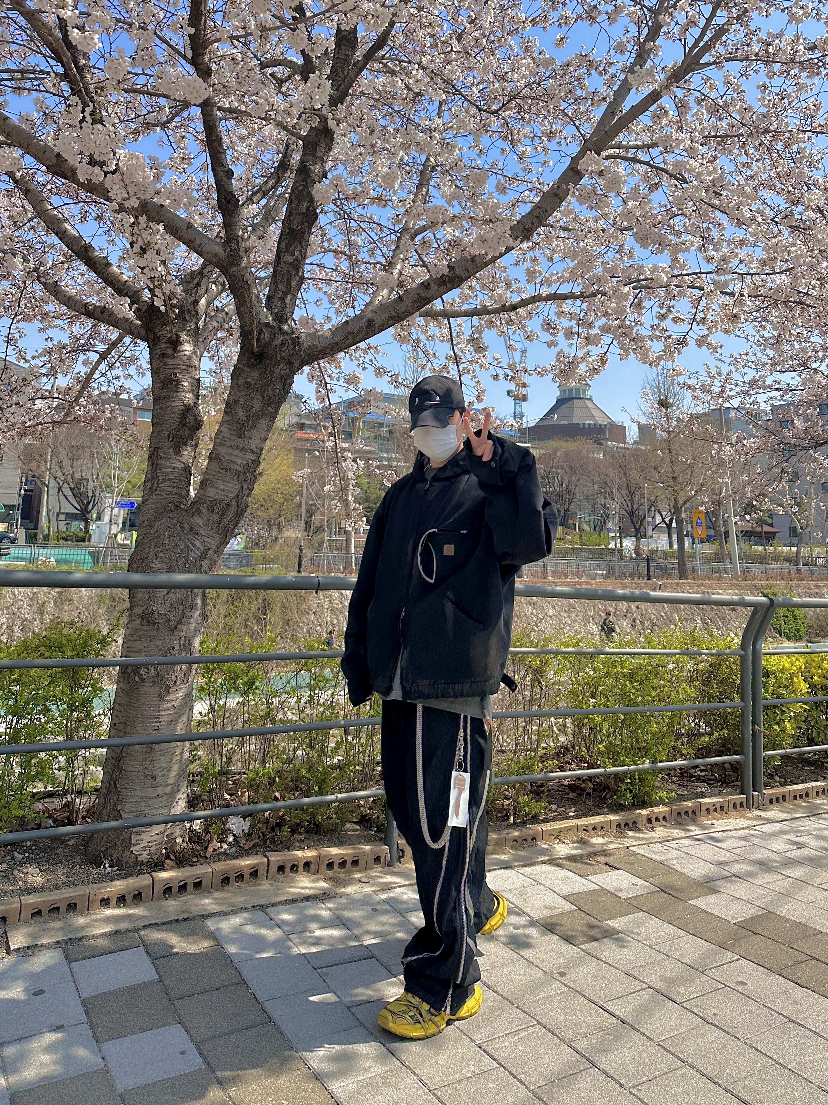 Balenciaga 3XL Sneakers Yellow Black, Balenciaga Gaffer Cap Black 착용 스타일 - 1