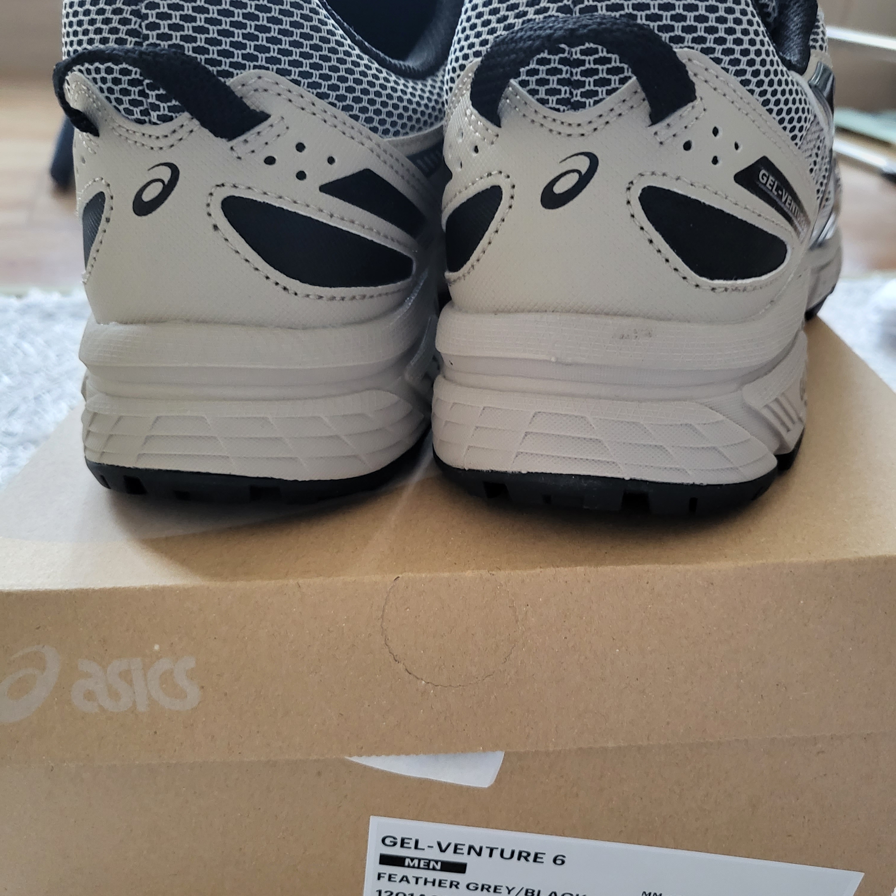 Asics Gel-Venture 6 Feather Grey Black 착용 스타일 - 2