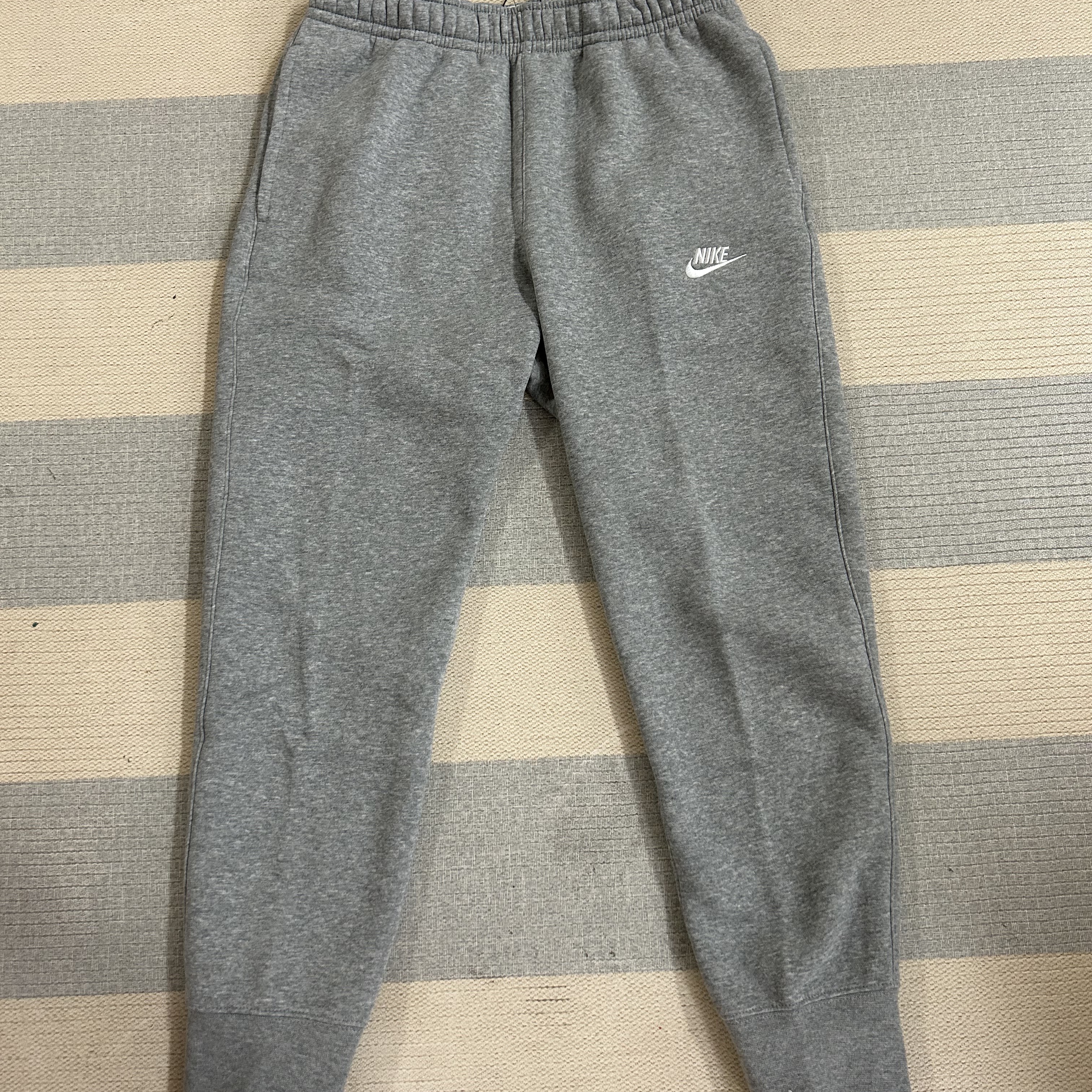 Nike NSW Club Fleece Jogger Dark Grey Heather - Asia 착용 스타일