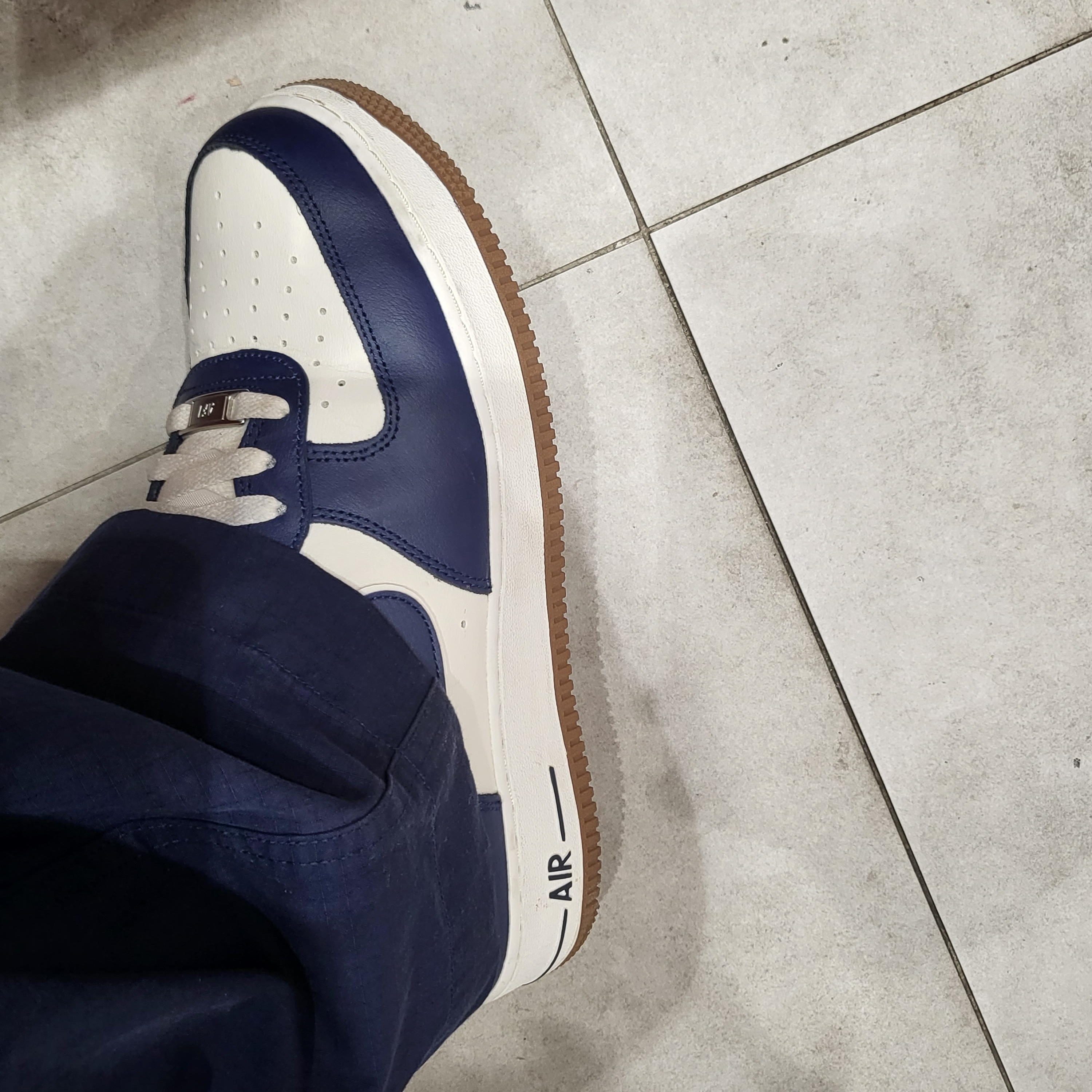 Nike Air Force 1 '07 LV8 Midnight Navy 착용 스타일 - 2