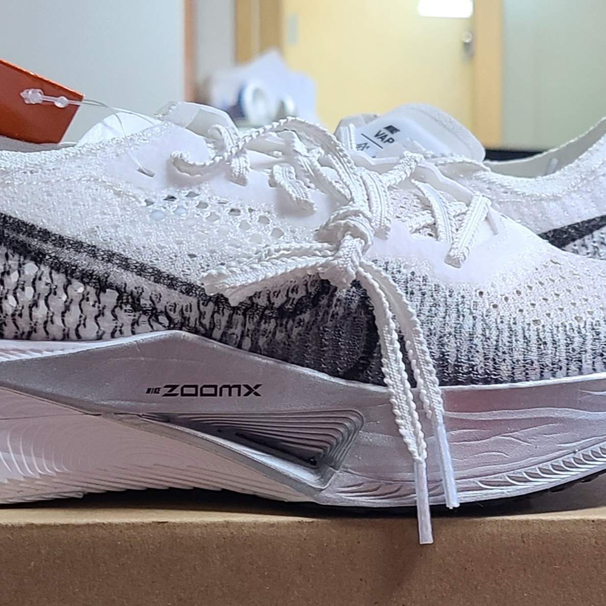 (W) Nike ZoomX Vaporfly Next% 3 White Particle Grey, Nike ZoomX Vaporfly Next% 2 White Metallic Silver 착용 스타일 - 2