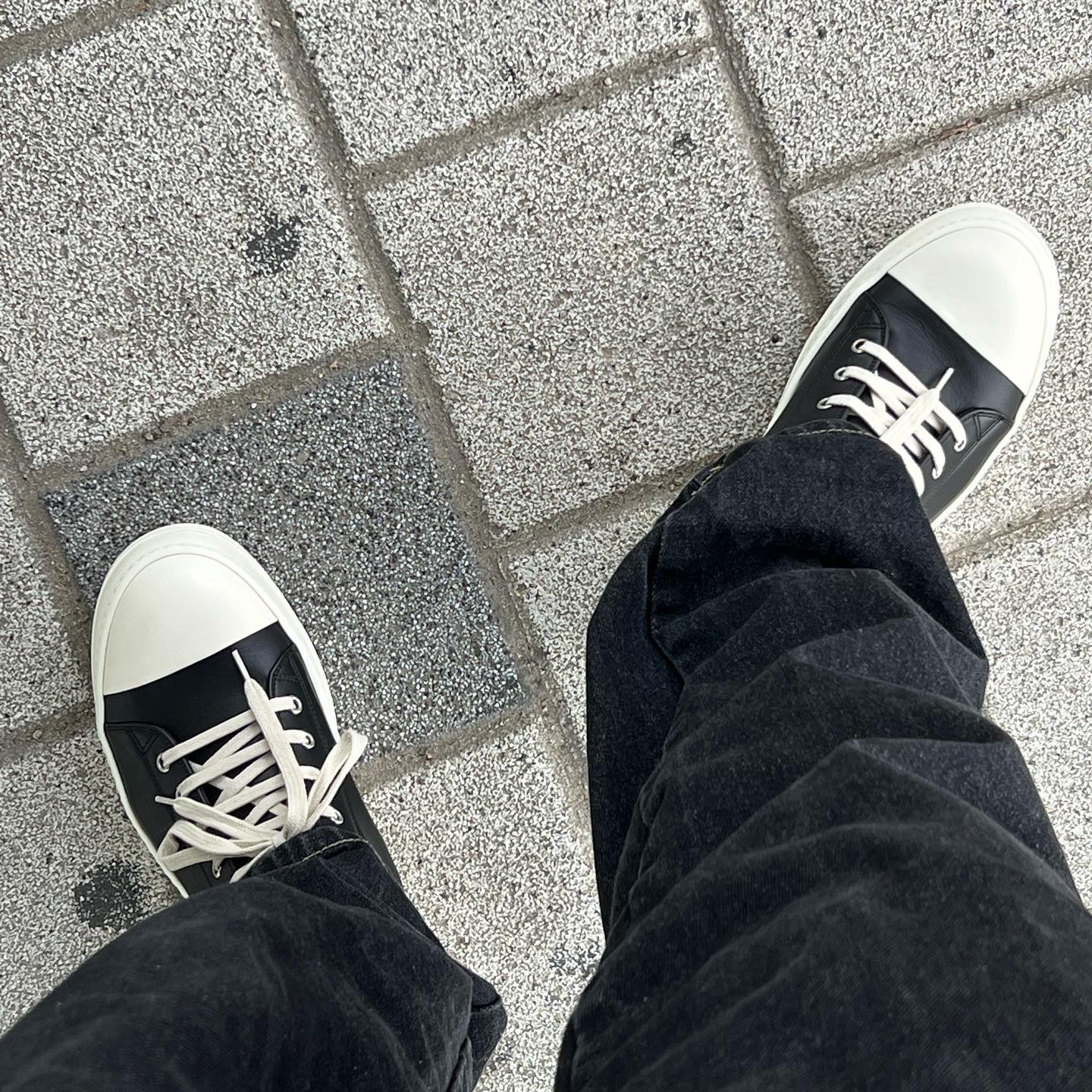 Rick Owens Full Grain Calf Leather Strobe Low Sneakers Black Milk White 착용 스타일