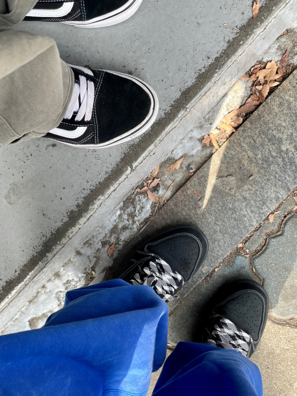 Jordan 1 x Travis Scott Retro Low OG SP Black Phantom, Vans ComfyCush Old Skool Black True white 착용 스타일