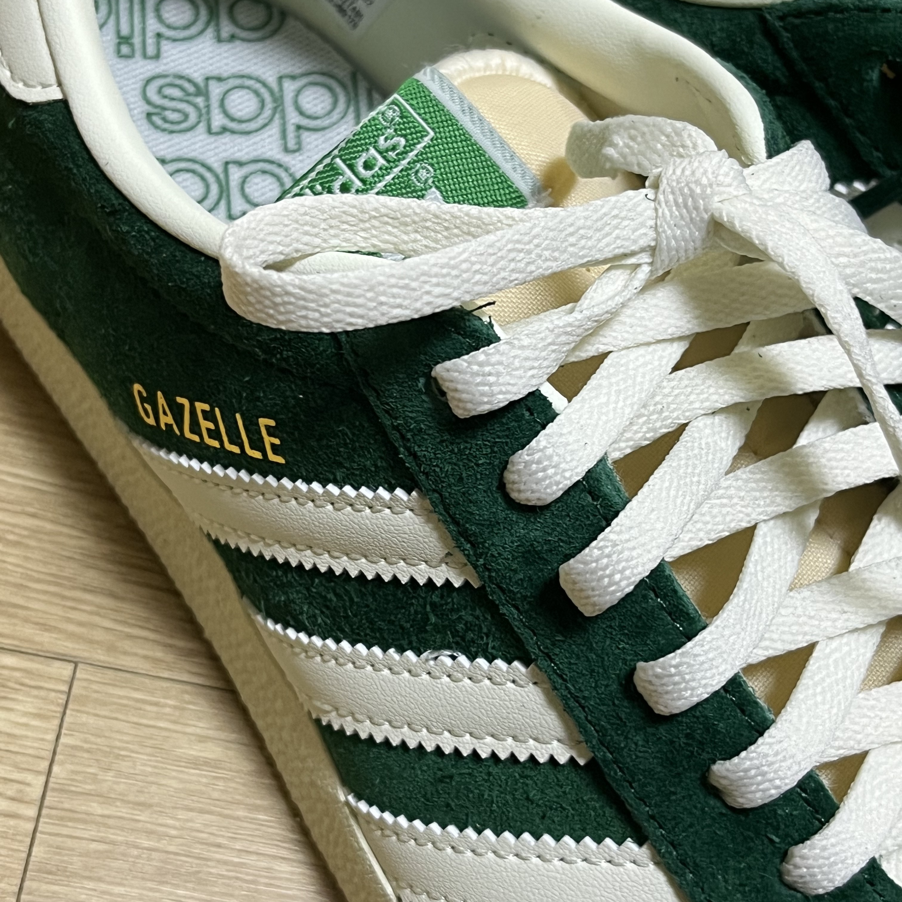 Adidas Gazelle Dark Green Cream White 착용 스타일 - 2