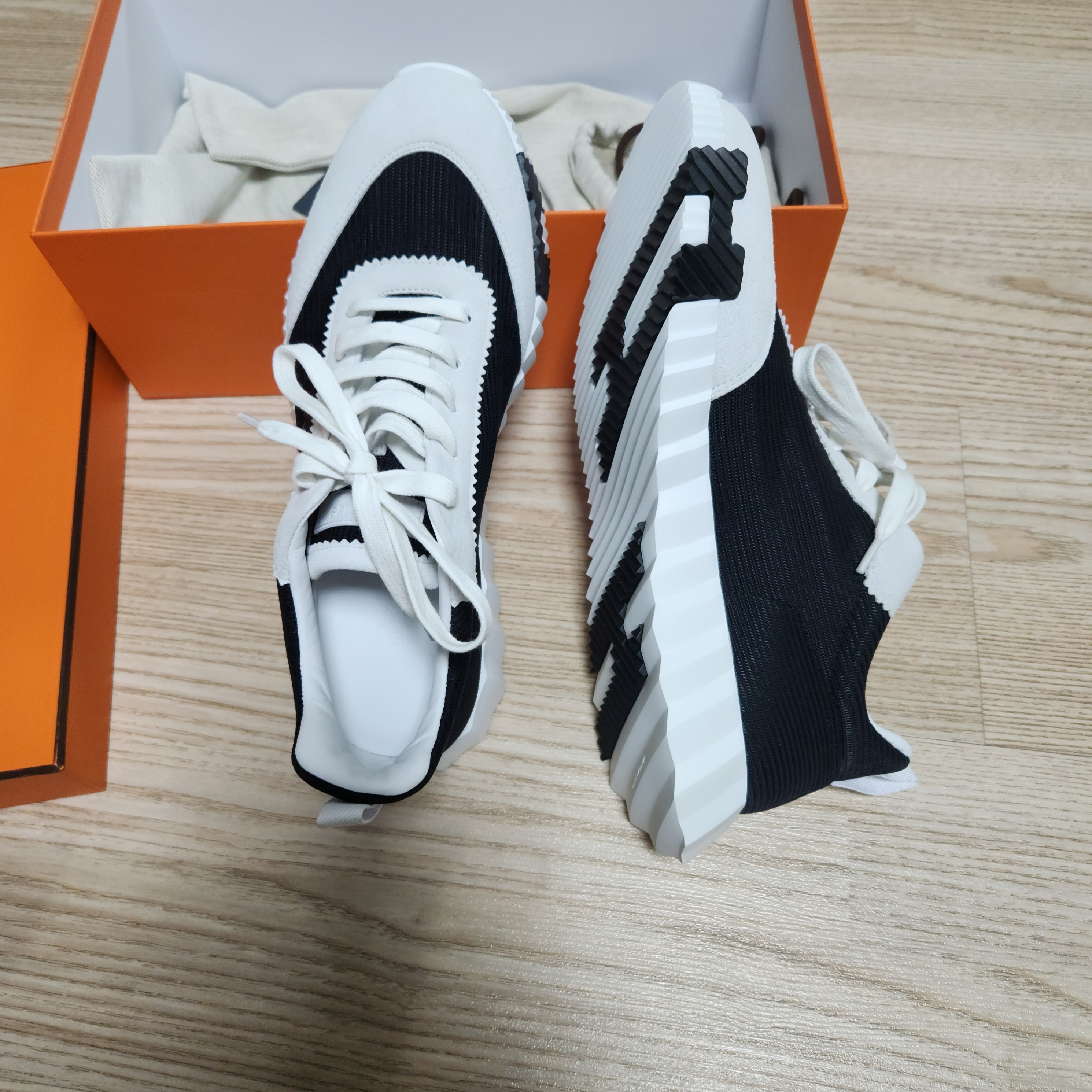 Hermes Bouncing Sneakers Mesh Suede Goatskin & Noir Blanc 착용 스타일