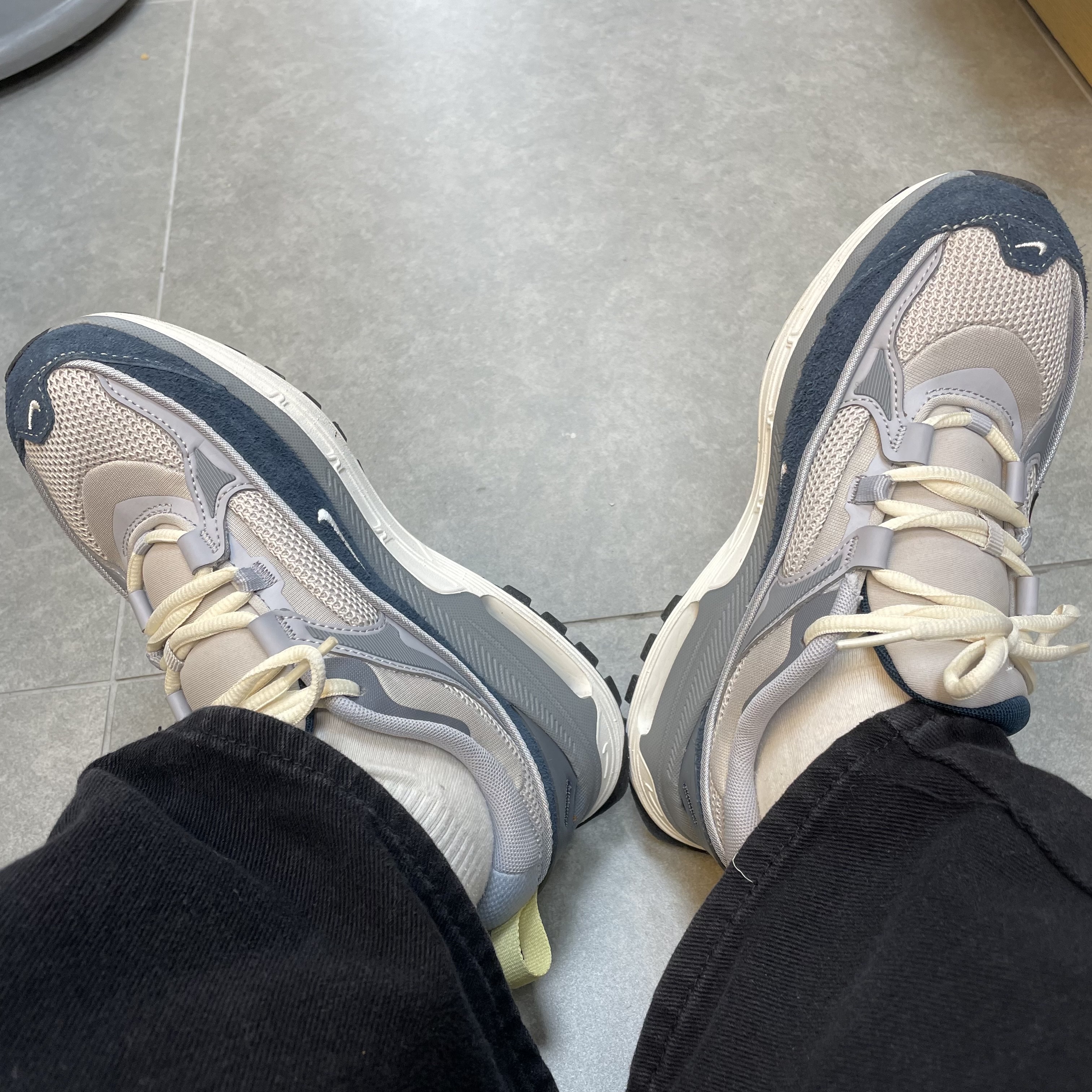 (W) Nike Air Max Bliss Light Iron Ore Armory Navy 착용 스타일 - 2