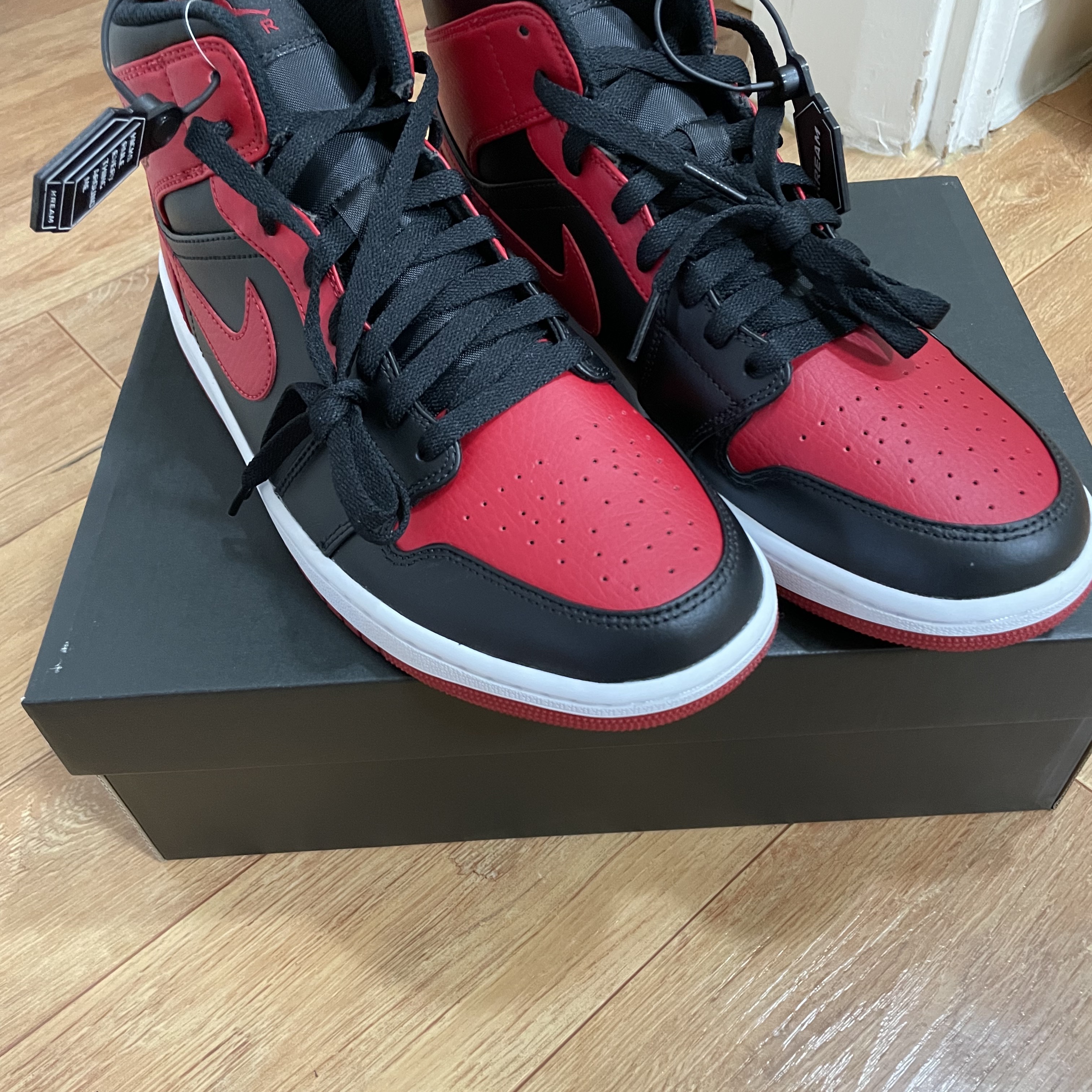 Jordan 1 Mid Bred Banned 2020 착용 스타일 - 1