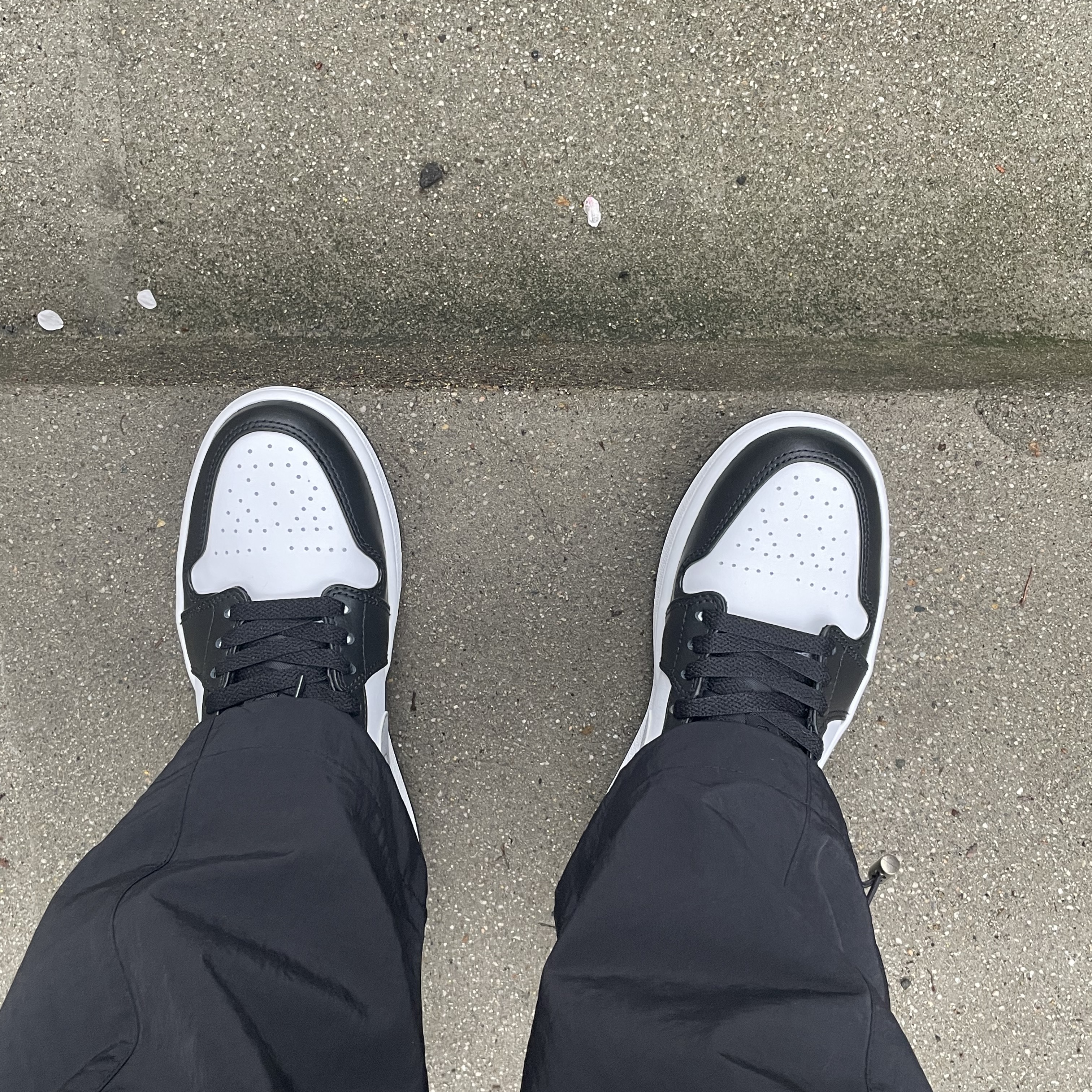 Jordan 1 Low Black Particle Grey 착용 스타일 - 1