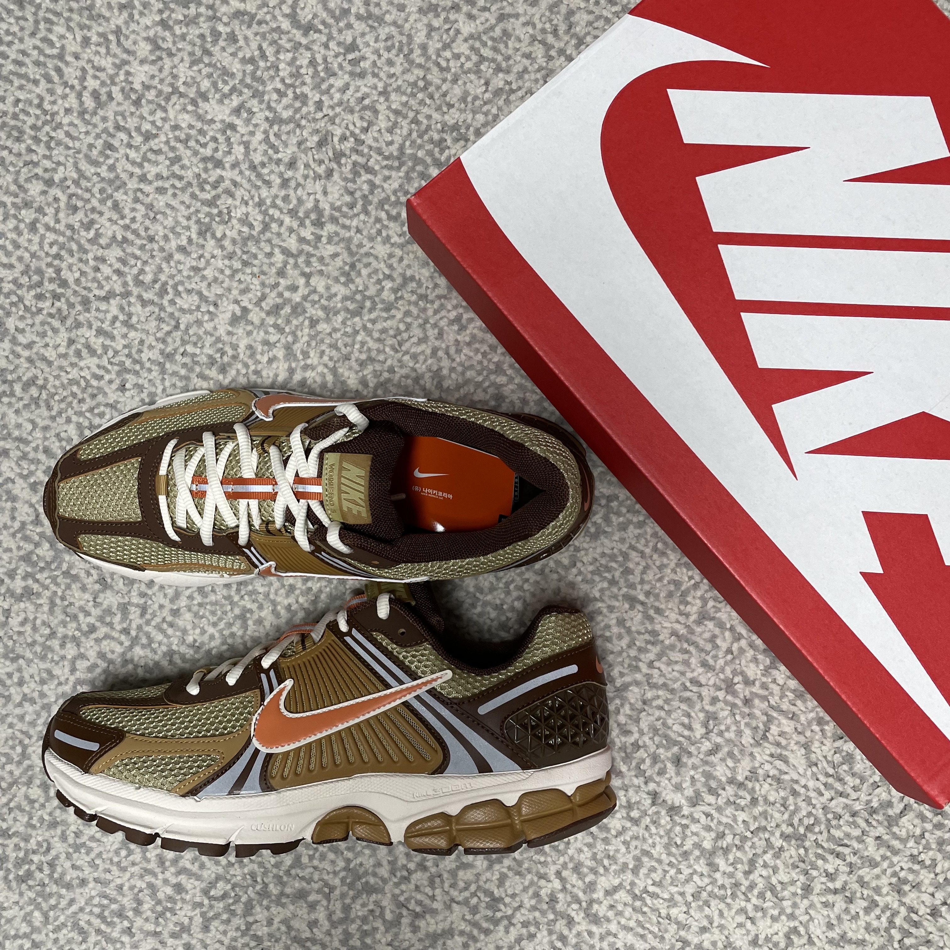 Nike Zoom Vomero 5 Wheat Grass and Cacao Wow 착용 스타일