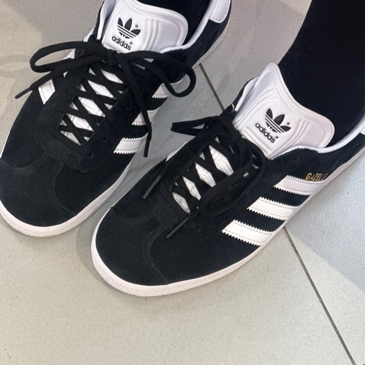Adidas Gazelle Core Black White, COS Quilted Oversized Shoulder Bag Off White Light Beige 착용 스타일 - 2