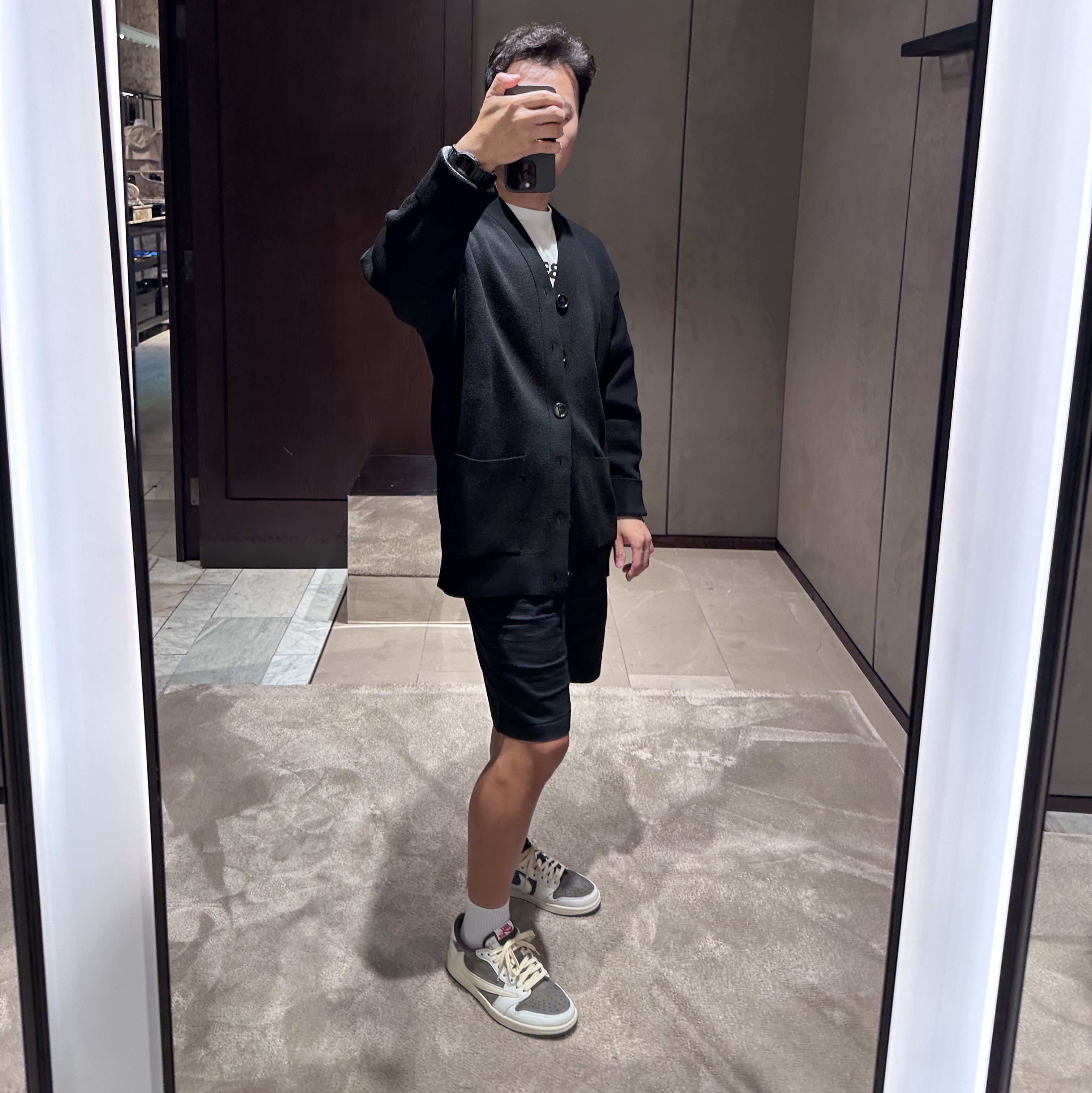 Jordan 1 x Travis Scott Retro Low OG SP Sail and Ridgerock, Burberry Logo Print Cotton Oversized T-shirt White 착용 스타일