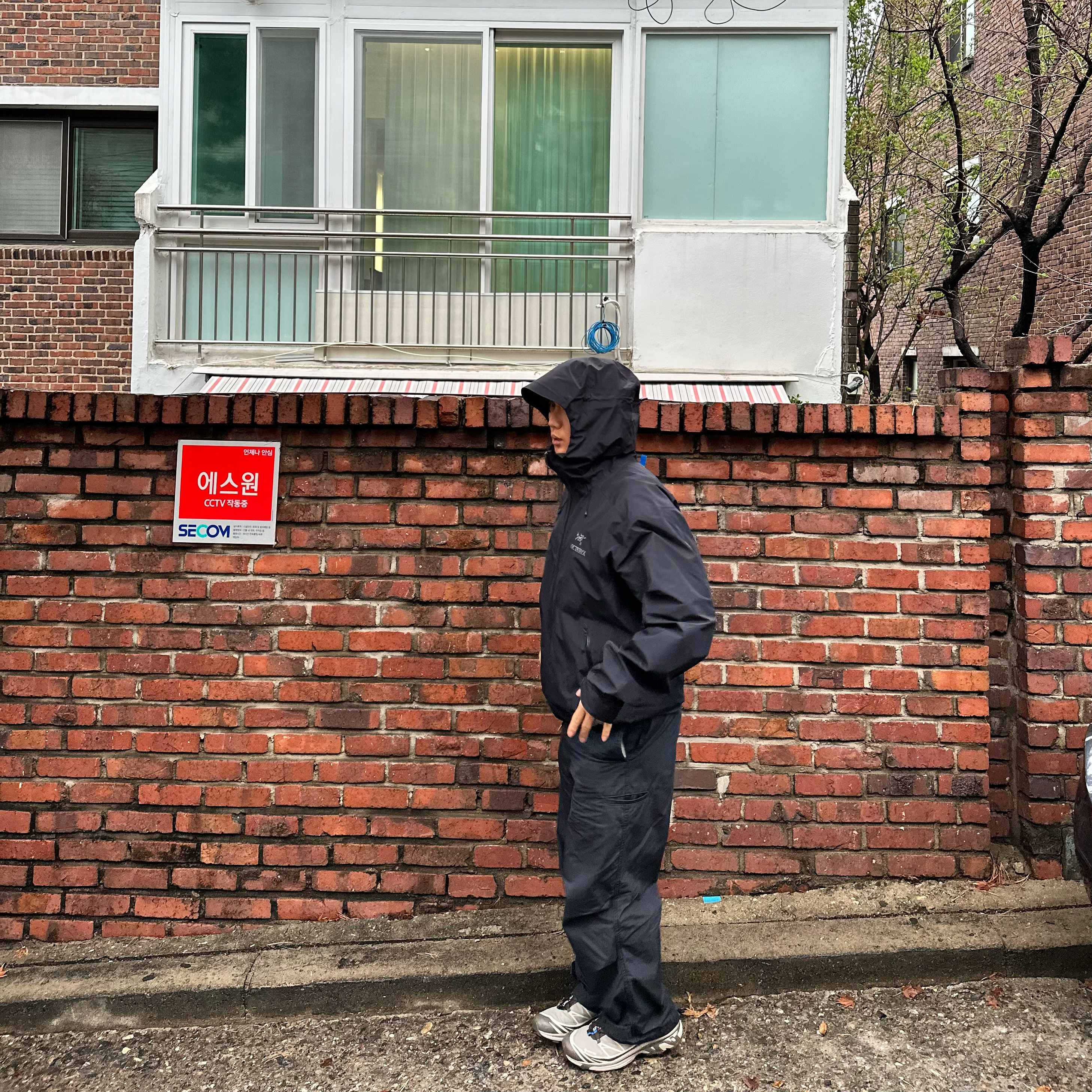 Arc'teryx Beta LT Jacket Black, Salomon XT-6 Gore-Tex Vintage Khaki 착용 스타일