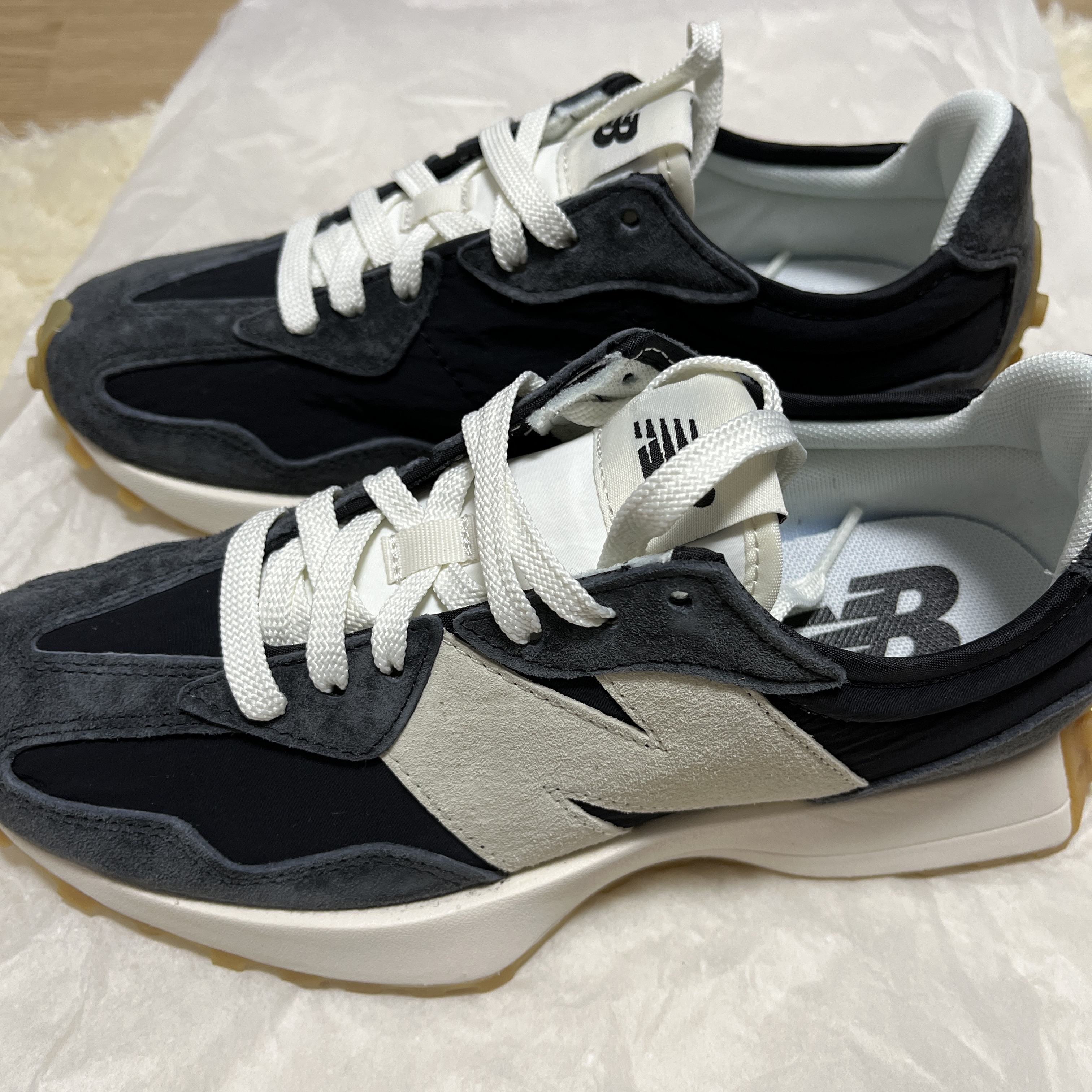 New Balance 327 Clean Vintage Black 착용 스타일